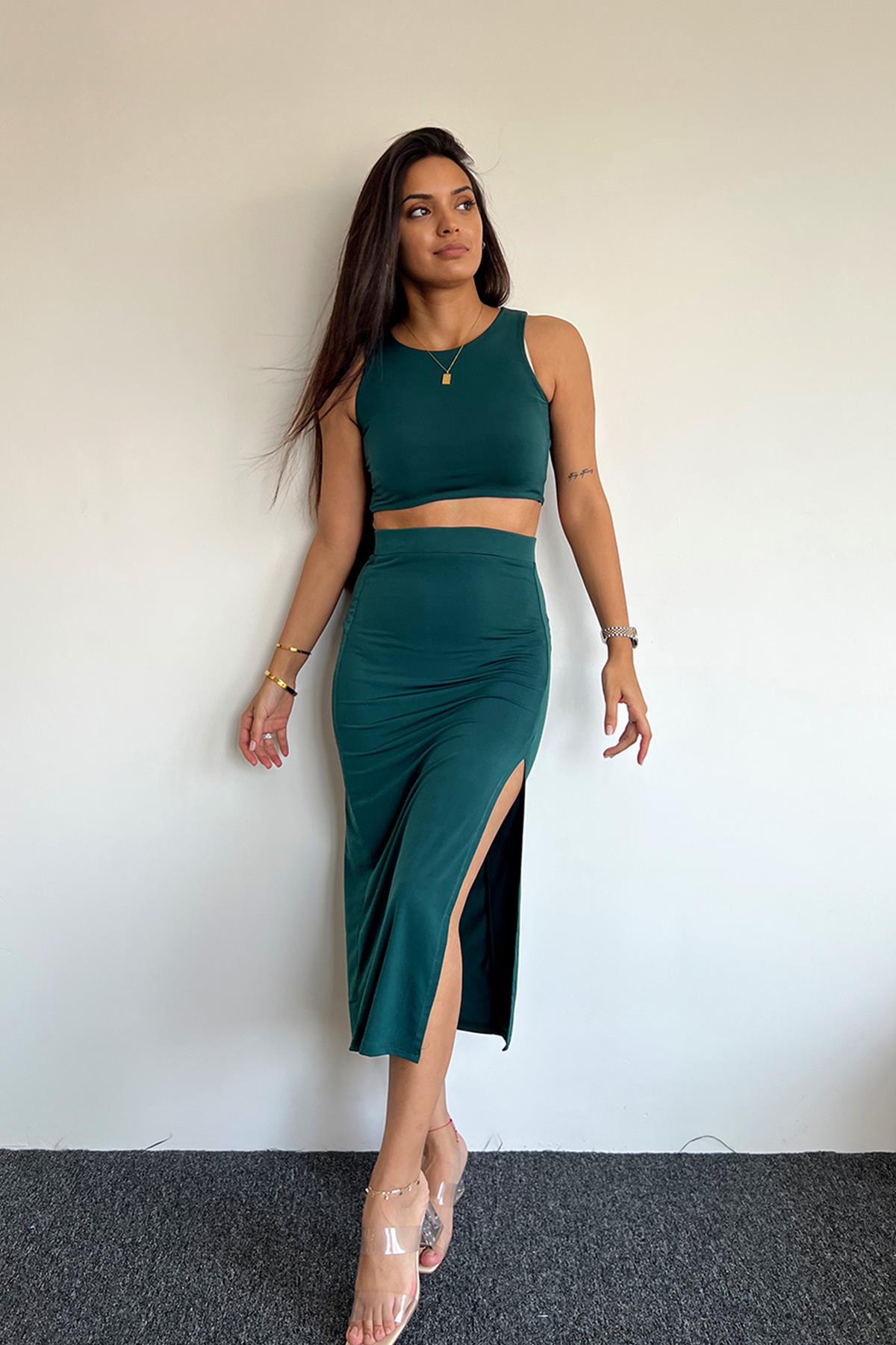 КОСТЮМ С УКОРОЧЕННОЙ ЮБКОЙ БЕЗ РУКАВОВ