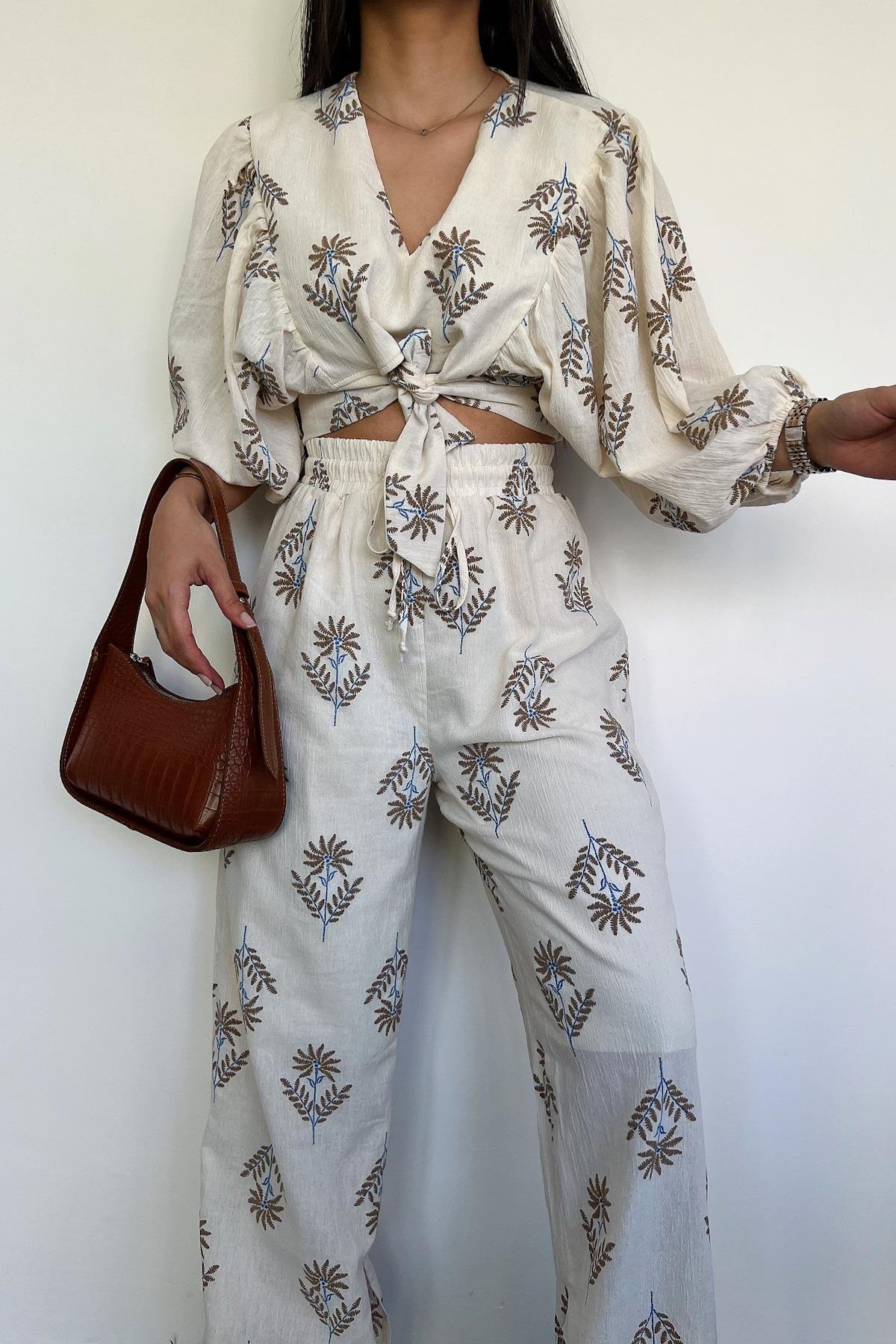 بدلة من الكتان المطرز