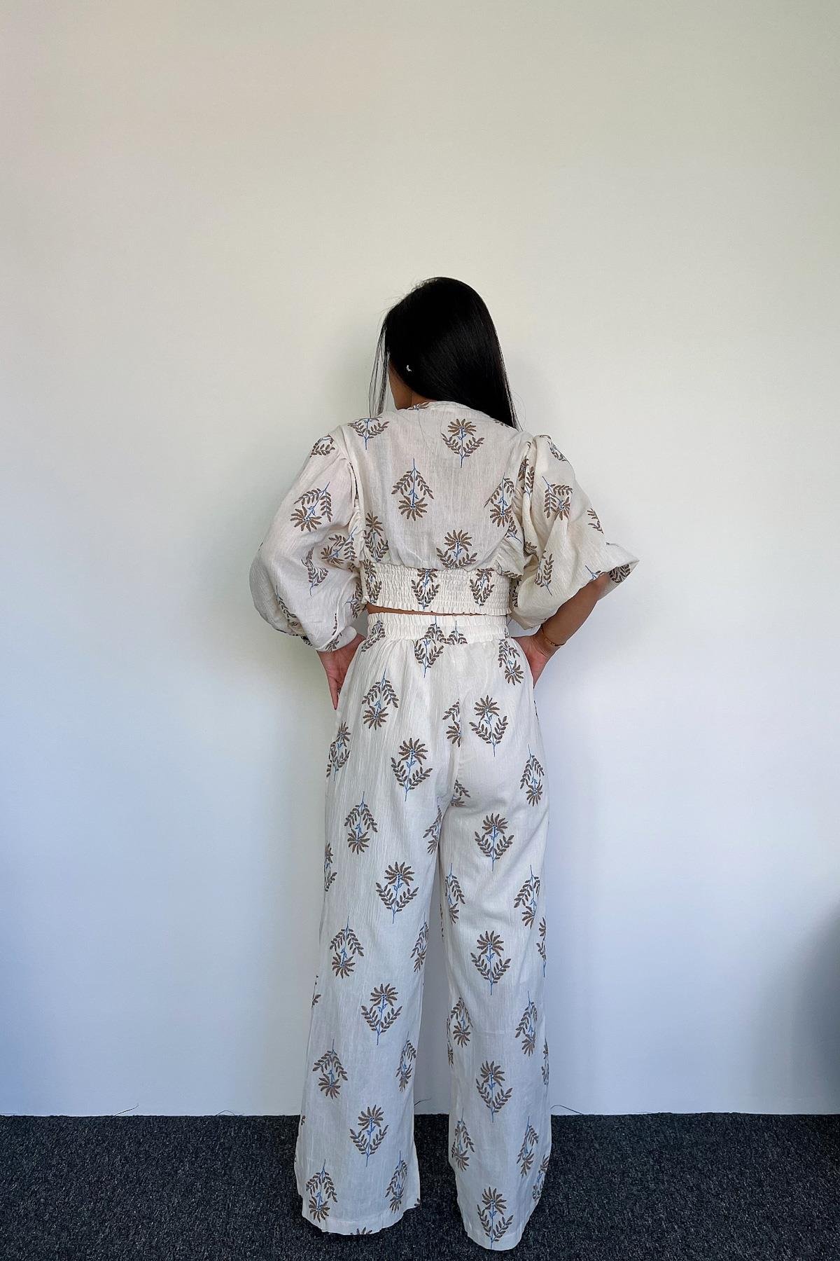 بدلة من الكتان المطرز