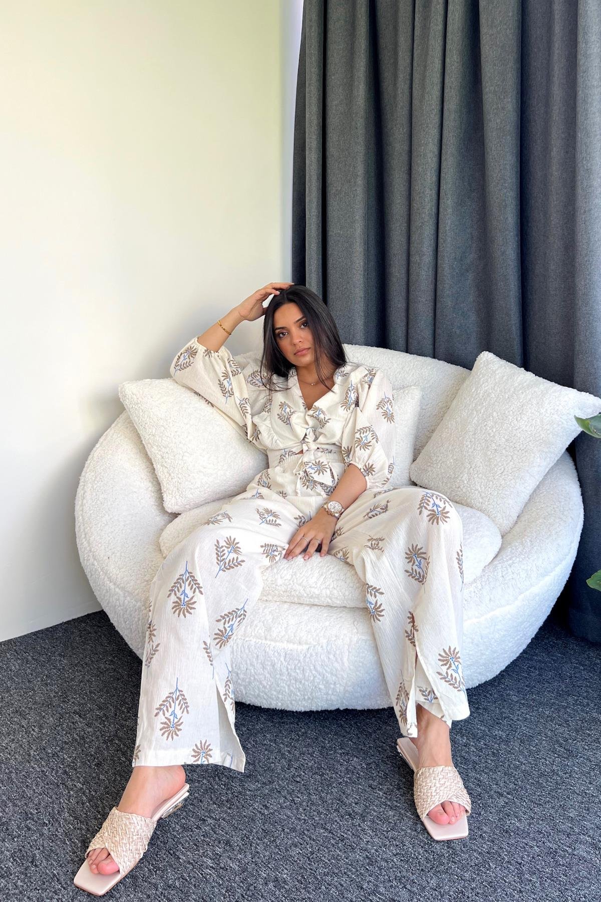 بدلة من الكتان المطرز