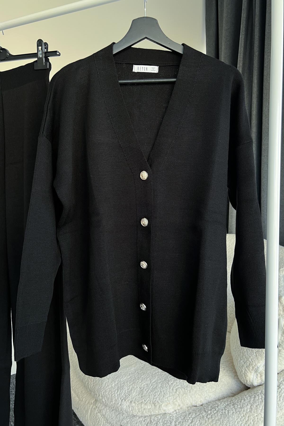 КОСТЮМ ИЗ ТРИКОТАЖНОГО КАРДИГАНА ПЕРЕДНЕЙ ПУГОВИНЫ БРЮКНЫЙ КОСТЮМ