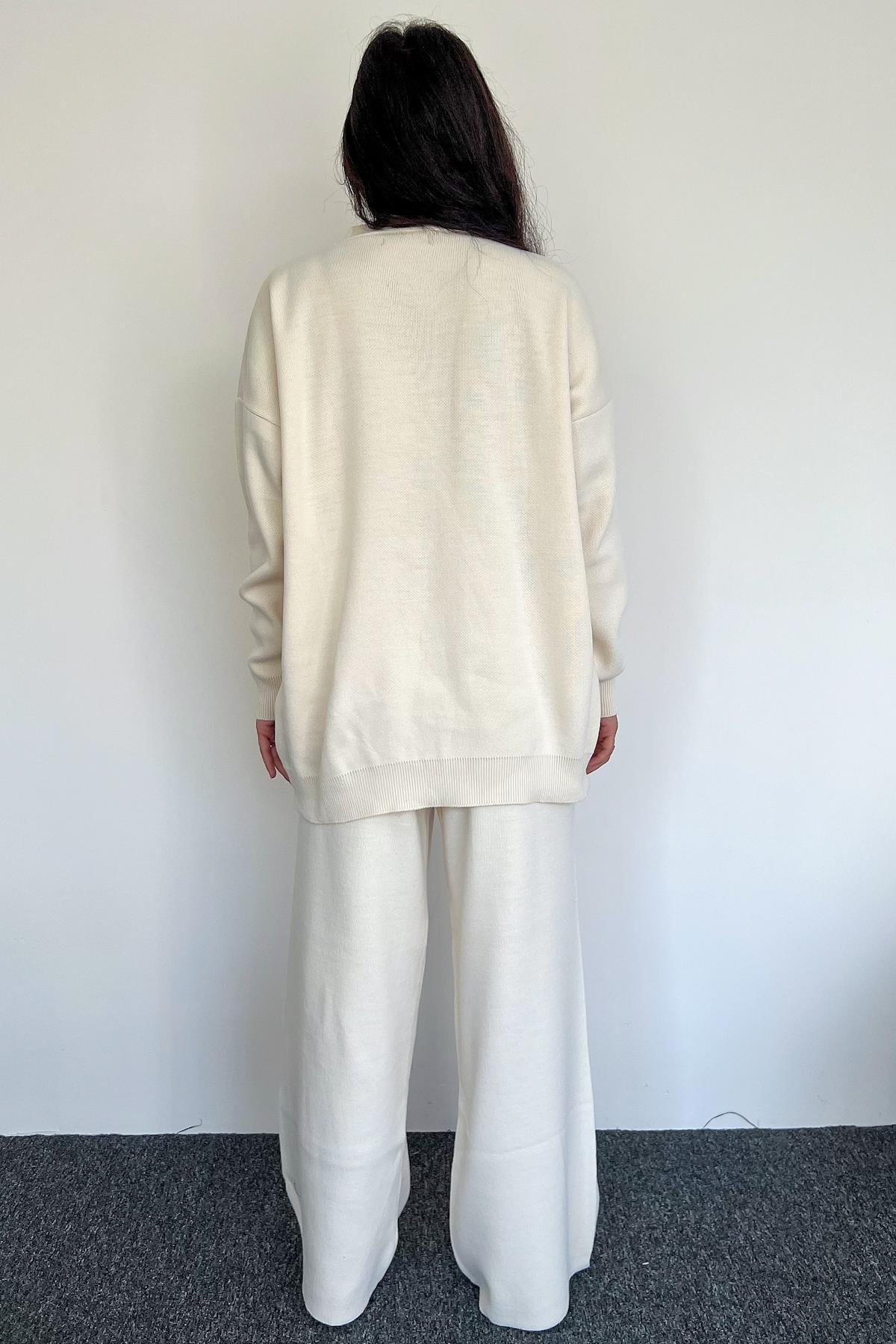 КОСТЮМ ИЗ ТРИКОТАЖНОГО КАРДИГАНА ПЕРЕДНЕЙ ПУГОВИНЫ БРЮКНЫЙ КОСТЮМ