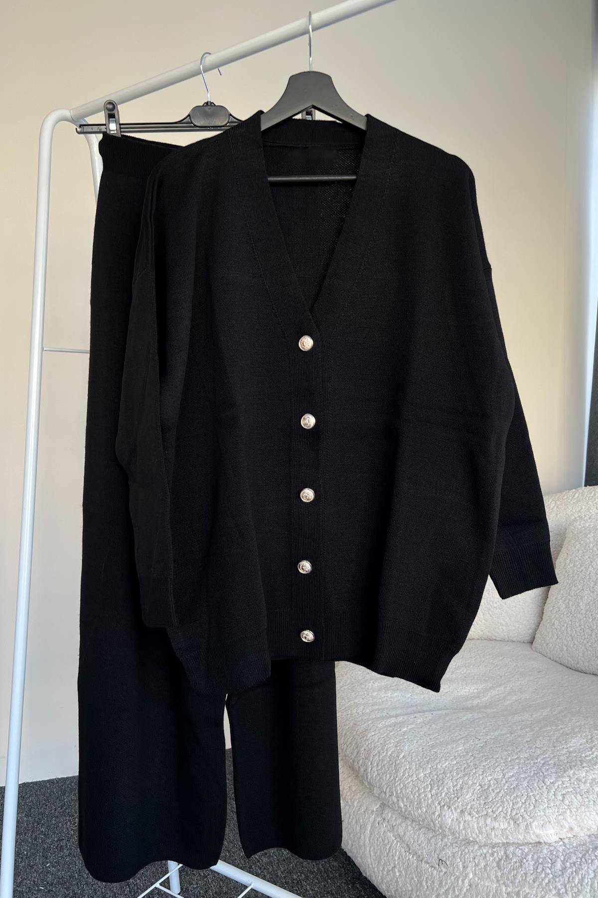 КОСТЮМ ИЗ ТРИКОТАЖНОГО КАРДИГАНА ПЕРЕДНЕЙ ПУГОВИНЫ БРЮКНЫЙ КОСТЮМ