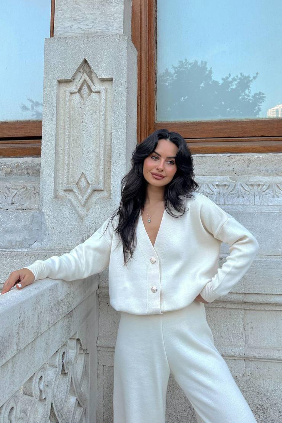 КОСТЮМ ИЗ ТРИКОТАЖНОГО КАРДИГАНА ПЕРЕДНЕЙ ПУГОВИНЫ БРЮКНЫЙ КОСТЮМ