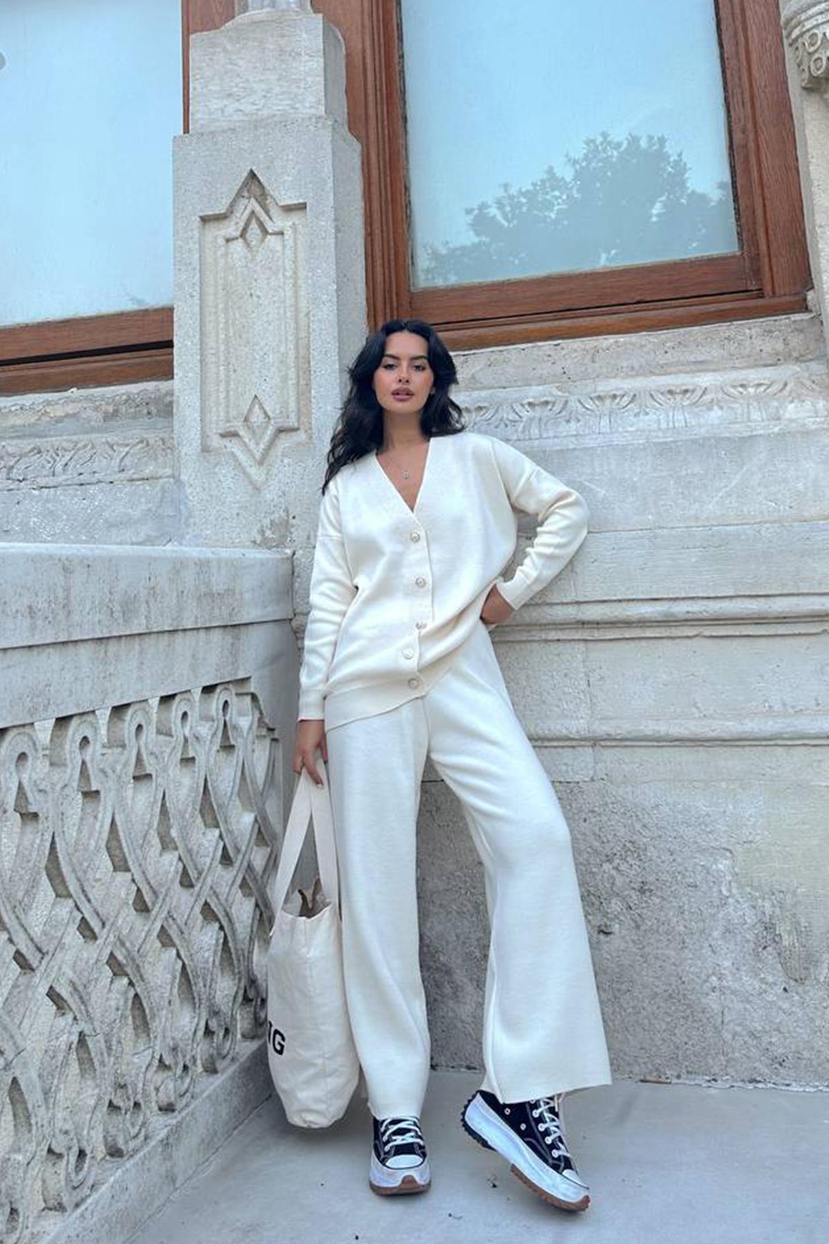 КОСТЮМ ИЗ ТРИКОТАЖНОГО КАРДИГАНА ПЕРЕДНЕЙ ПУГОВИНЫ БРЮКНЫЙ КОСТЮМ