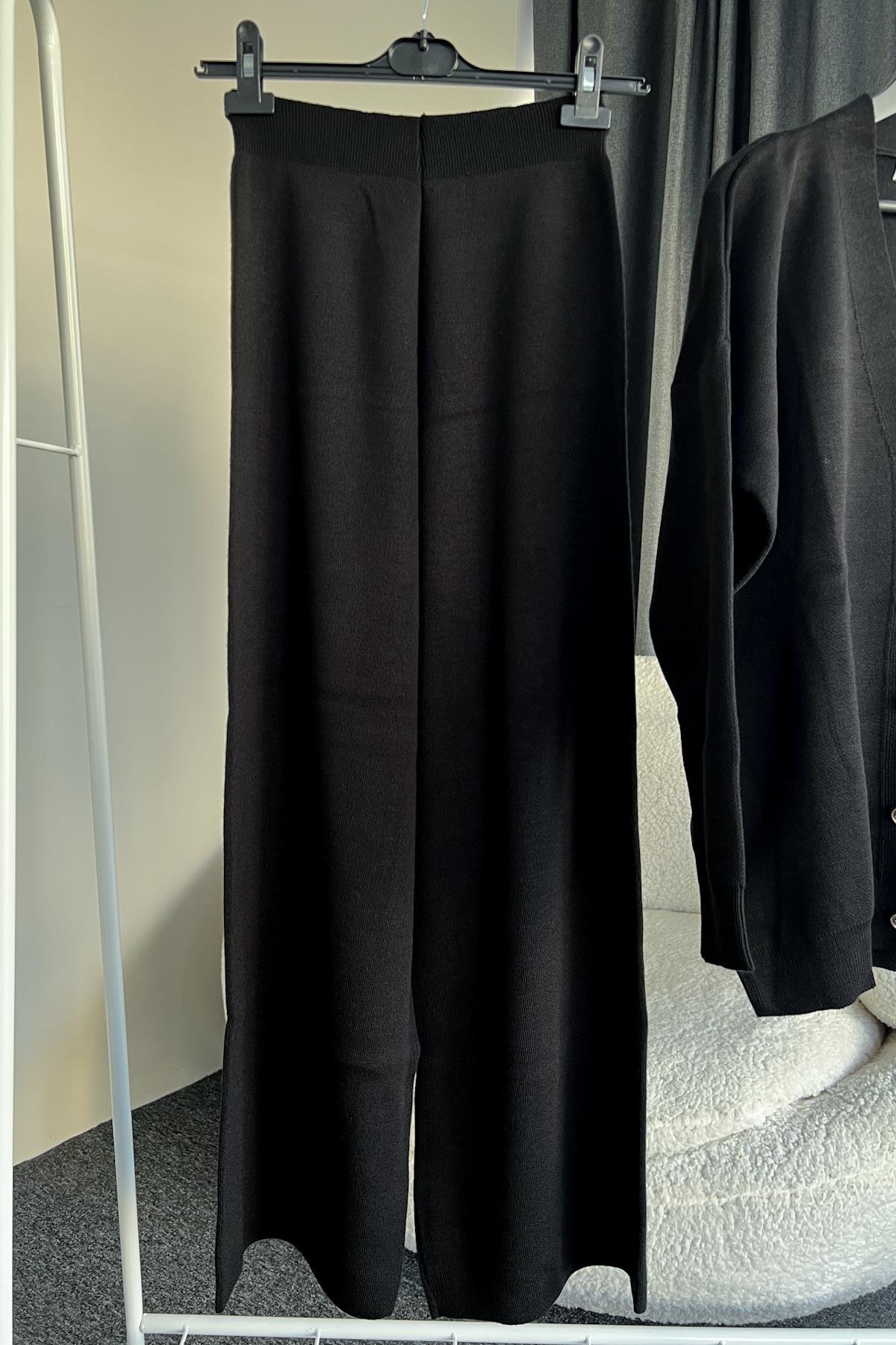 КОСТЮМ ИЗ ТРИКОТАЖНОГО КАРДИГАНА ПЕРЕДНЕЙ ПУГОВИНЫ БРЮКНЫЙ КОСТЮМ