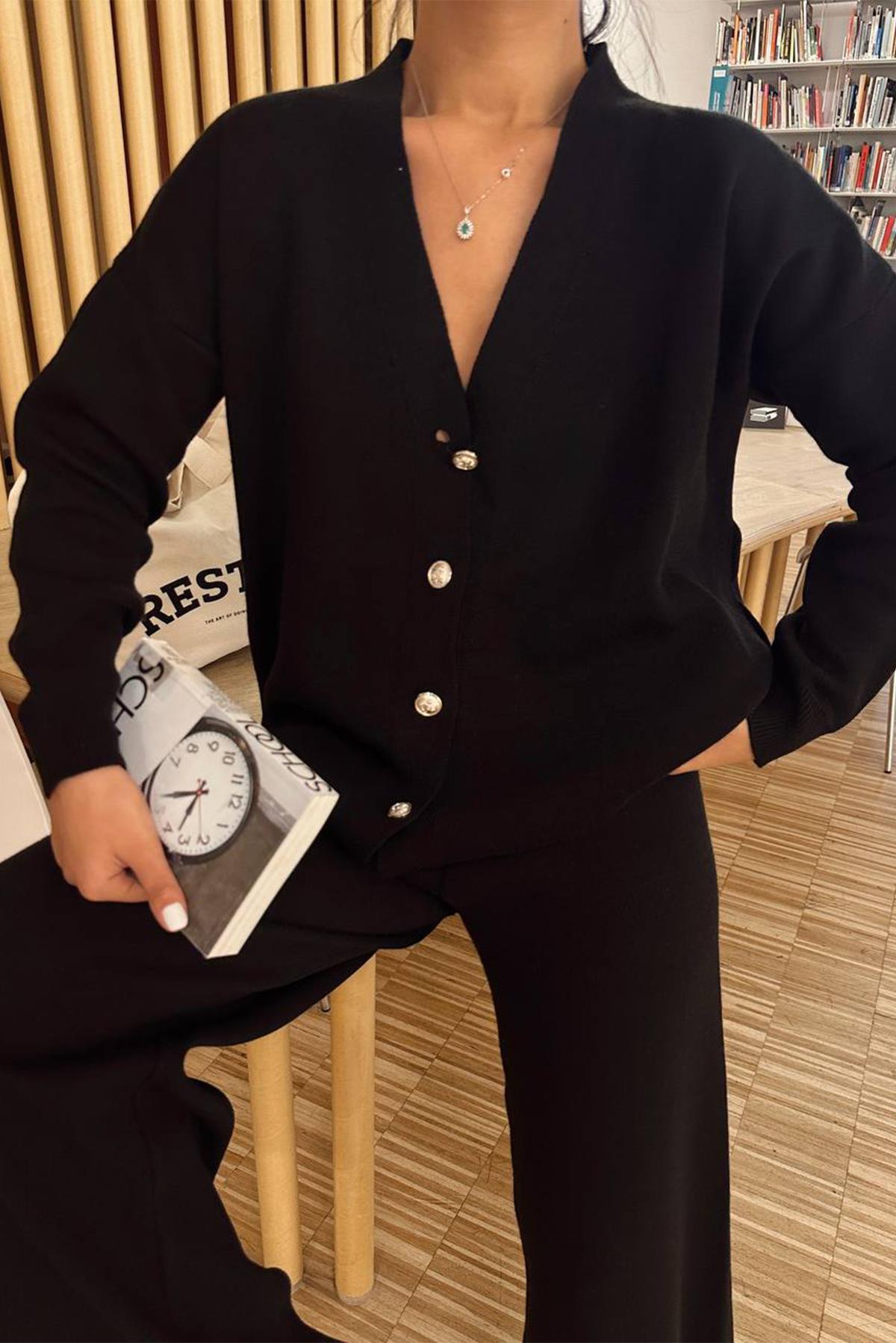 КОСТЮМ ИЗ ТРИКОТАЖНОГО КАРДИГАНА ПЕРЕДНЕЙ ПУГОВИНЫ БРЮКНЫЙ КОСТЮМ