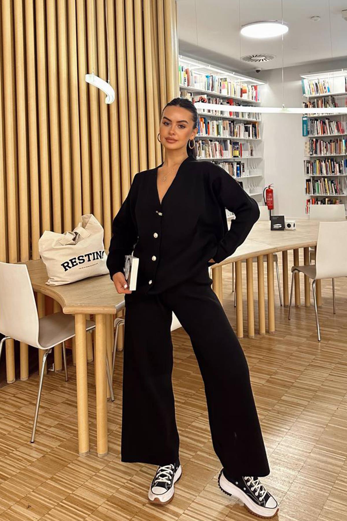 КОСТЮМ ИЗ ТРИКОТАЖНОГО КАРДИГАНА ПЕРЕДНЕЙ ПУГОВИНЫ БРЮКНЫЙ КОСТЮМ