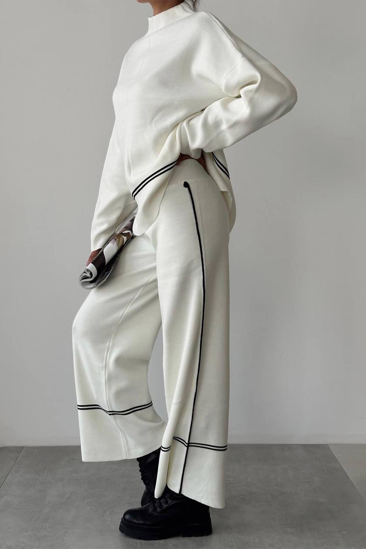 ТРИКОТАЖНЫЙ КОСТЮМ С ЧЕРНОЙ ПОЛОСКОЙ