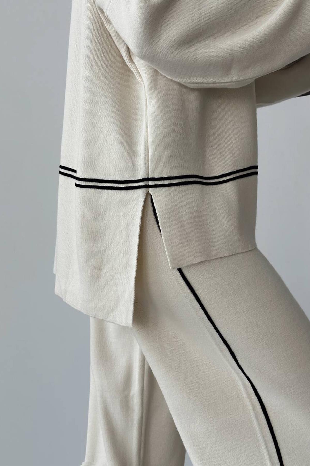 ТРИКОТАЖНЫЙ КОСТЮМ С ЧЕРНОЙ ПОЛОСКОЙ