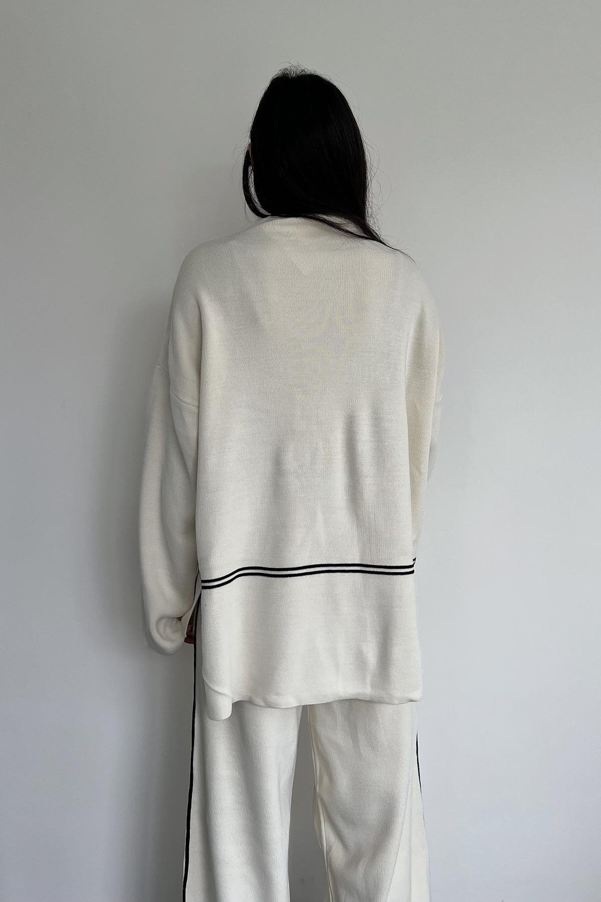 ТРИКОТАЖНЫЙ КОСТЮМ С ЧЕРНОЙ ПОЛОСКОЙ