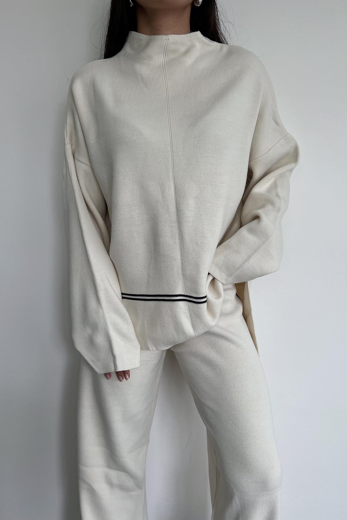 ТРИКОТАЖНЫЙ КОСТЮМ С ЧЕРНОЙ ПОЛОСКОЙ