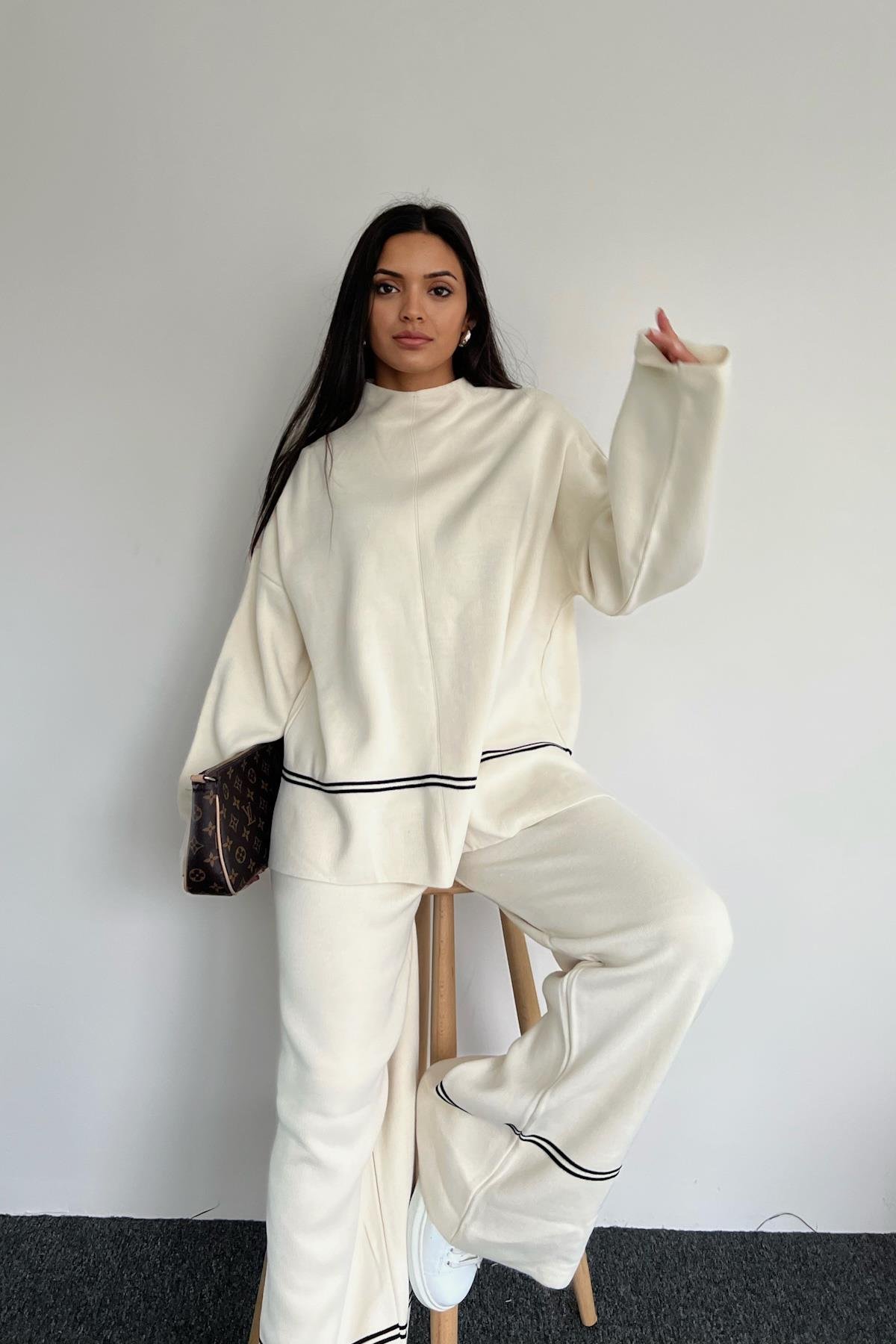 ТРИКОТАЖНЫЙ КОСТЮМ С ЧЕРНОЙ ПОЛОСКОЙ