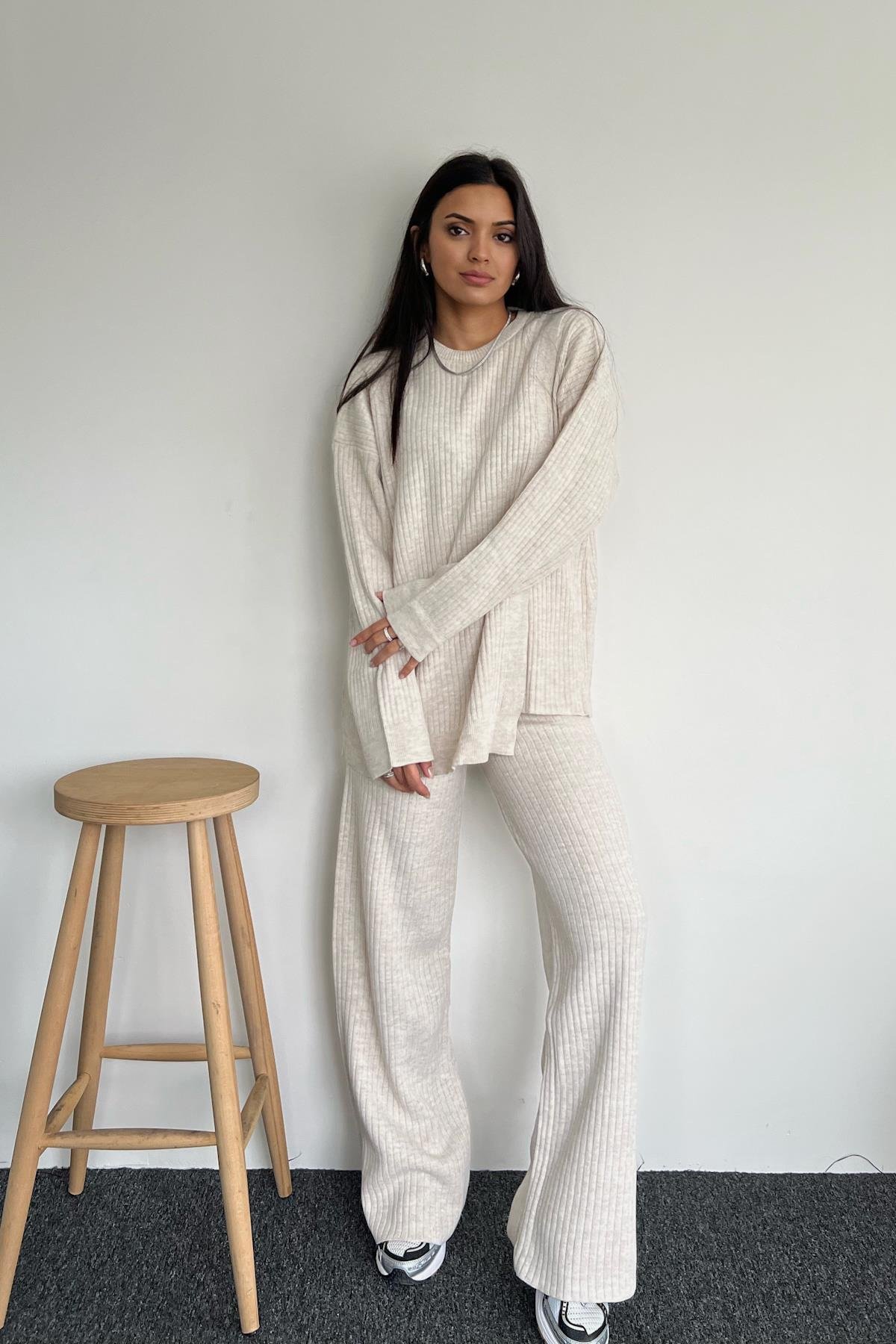 ТРИКОТАЖНЫЙ КОСТЮМ С БОКОВОЙ ДЕТАЛИЮ