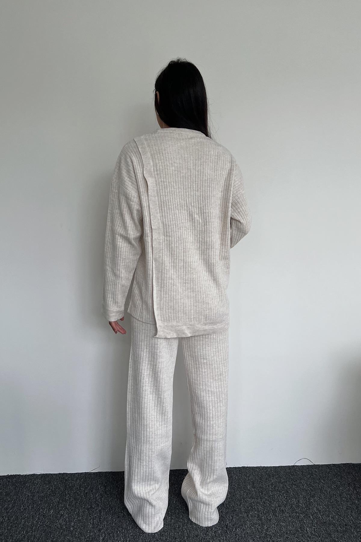 ТРИКОТАЖНЫЙ КОСТЮМ С БОКОВОЙ ДЕТАЛИЮ