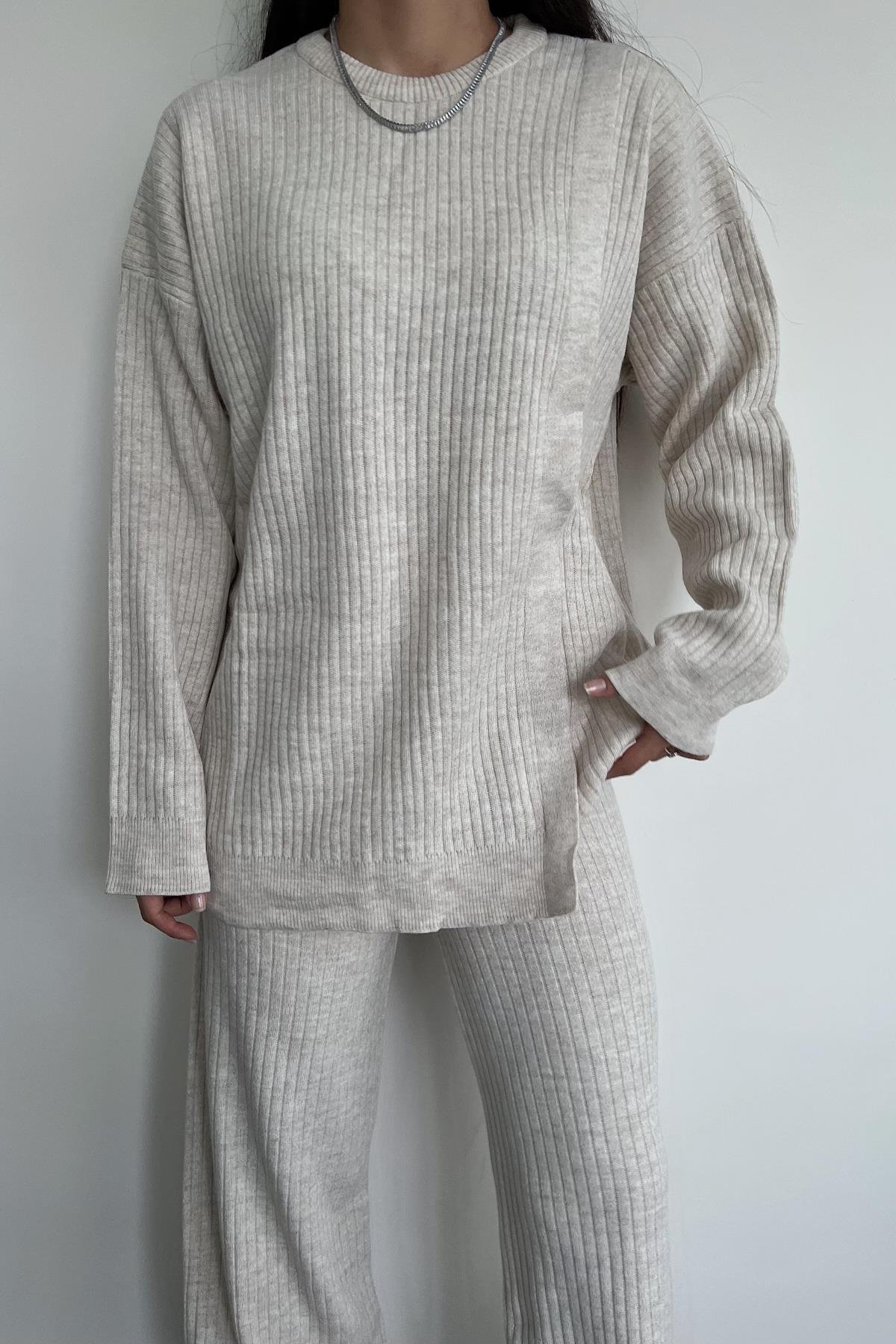 ТРИКОТАЖНЫЙ КОСТЮМ С БОКОВОЙ ДЕТАЛИЮ