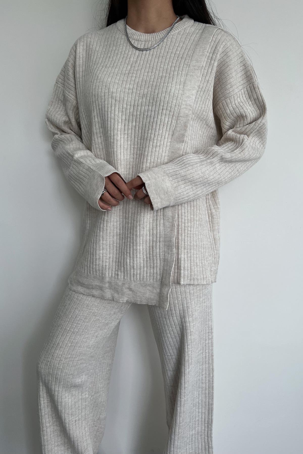 ТРИКОТАЖНЫЙ КОСТЮМ С БОКОВОЙ ДЕТАЛИЮ