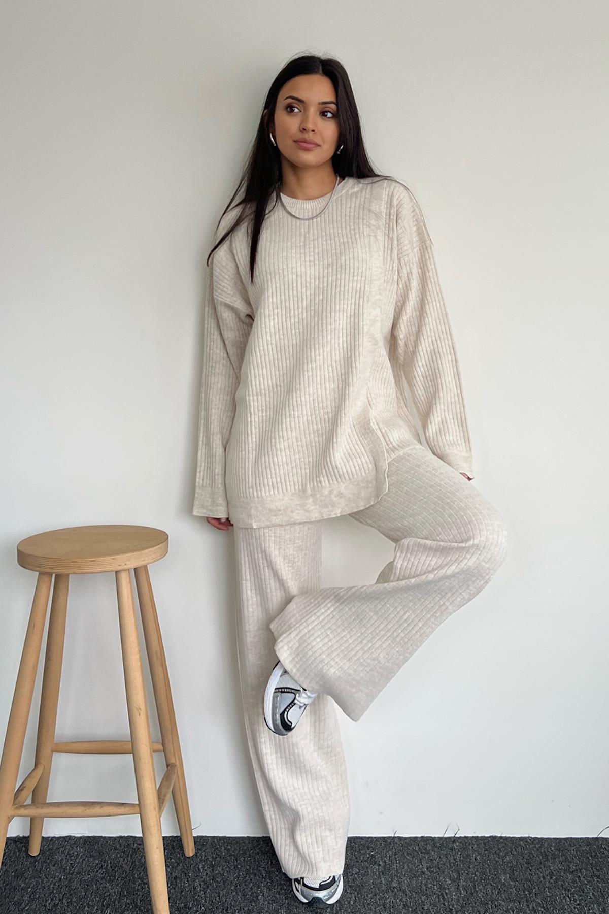 ТРИКОТАЖНЫЙ КОСТЮМ С БОКОВОЙ ДЕТАЛИЮ