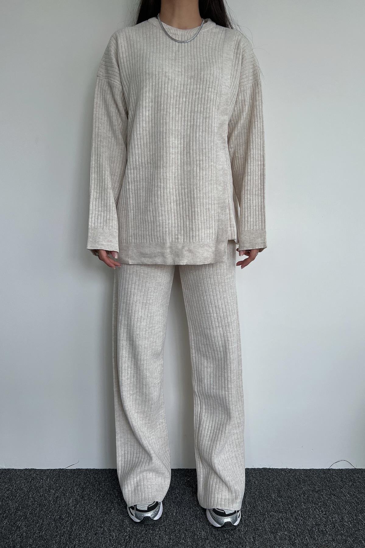 ТРИКОТАЖНЫЙ КОСТЮМ С БОКОВОЙ ДЕТАЛИЮ