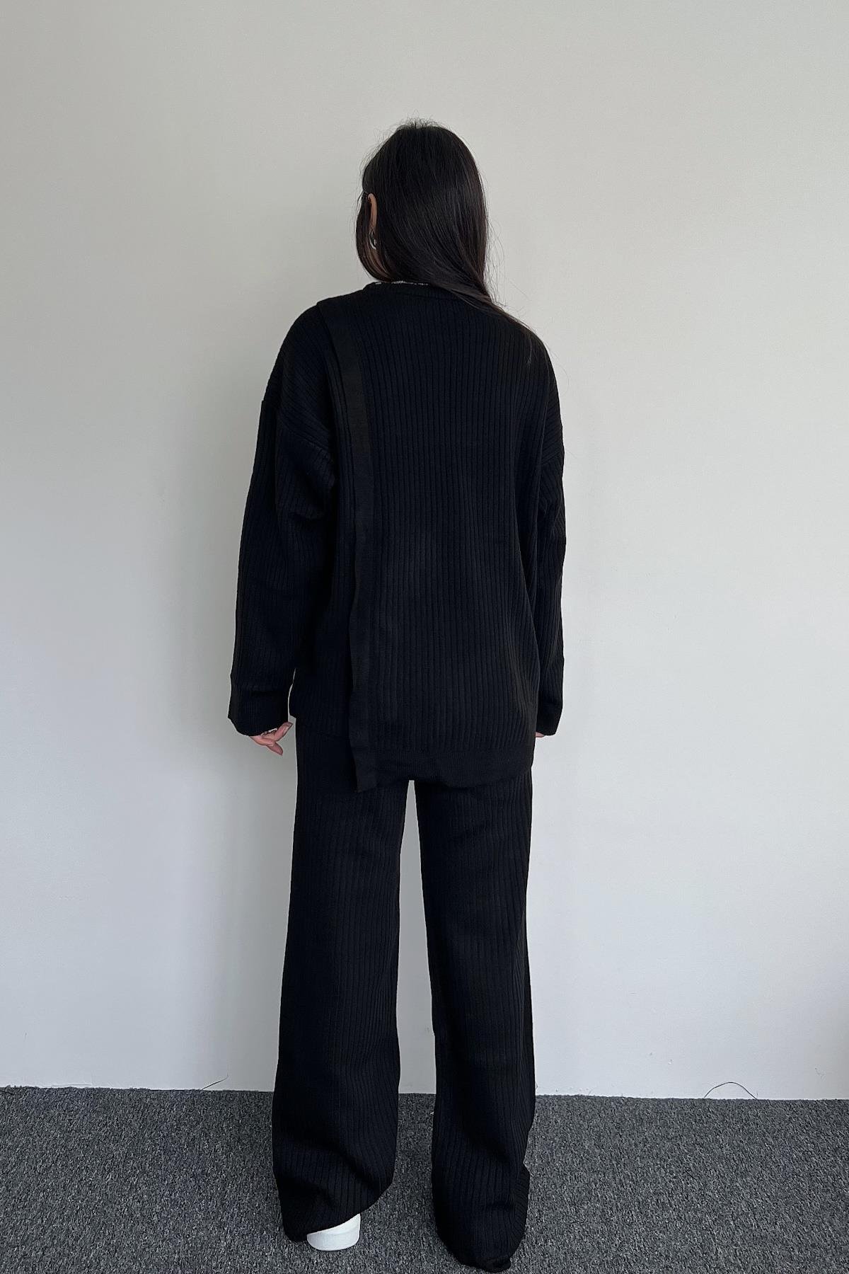 ТРИКОТАЖНЫЙ КОСТЮМ С БОКОВОЙ ДЕТАЛИЮ