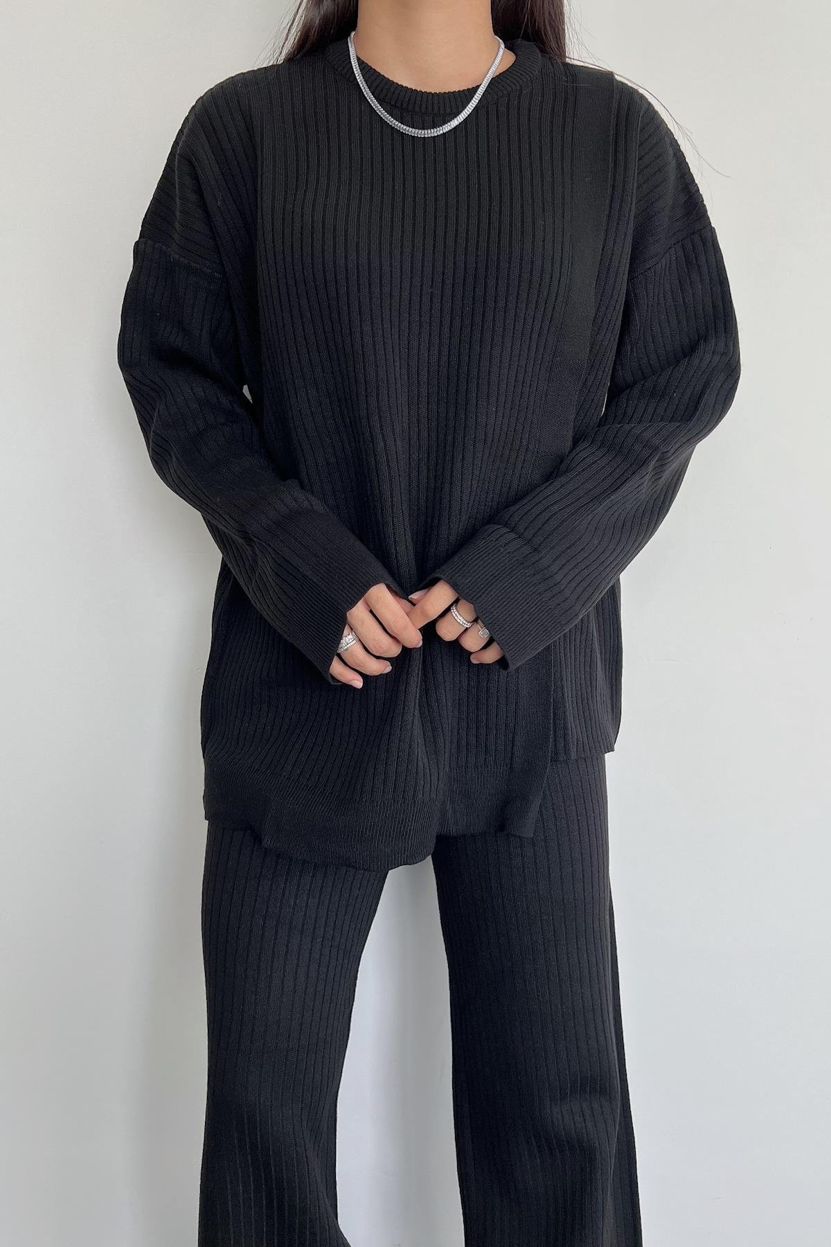 ТРИКОТАЖНЫЙ КОСТЮМ С БОКОВОЙ ДЕТАЛИЮ