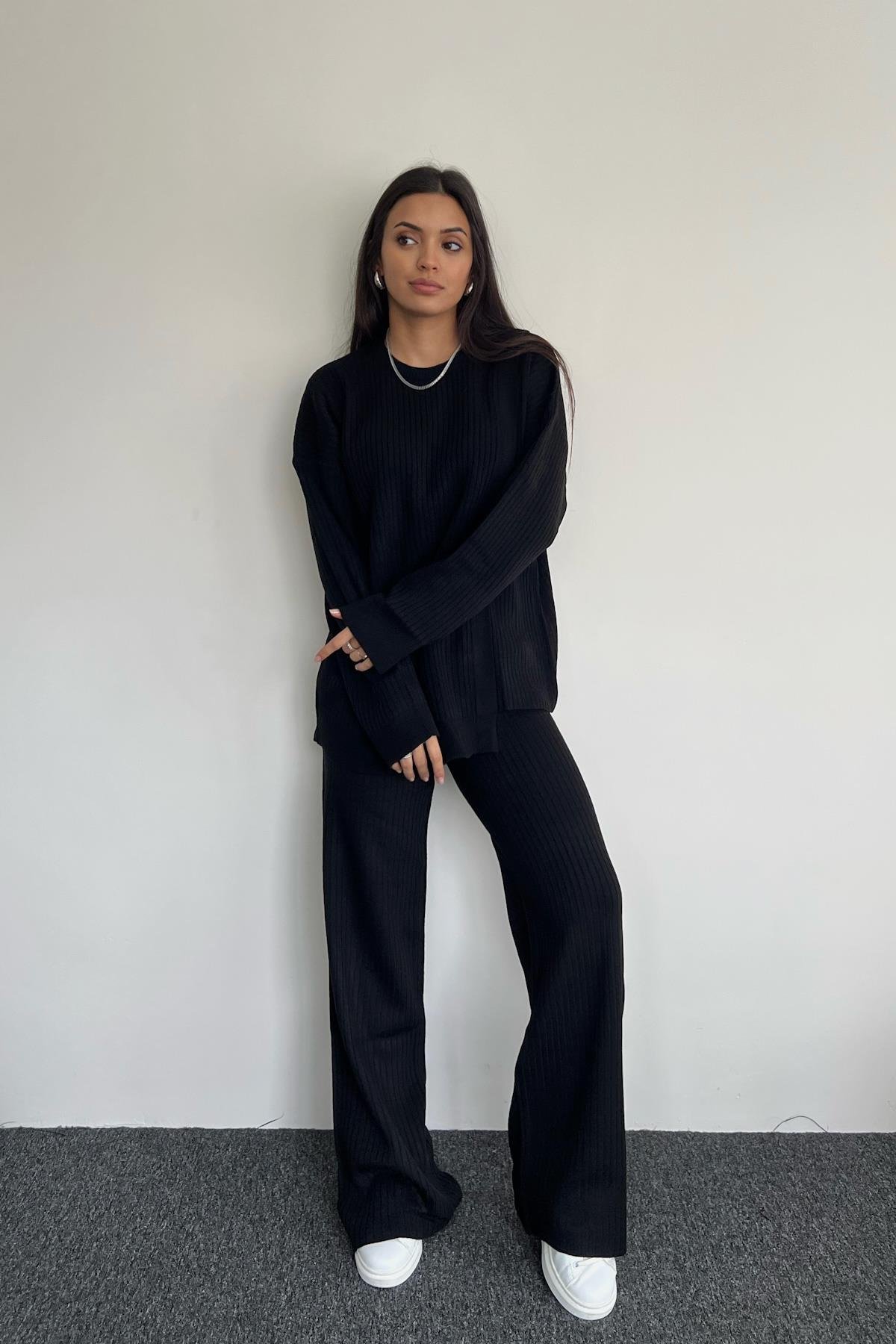 ТРИКОТАЖНЫЙ КОСТЮМ С БОКОВОЙ ДЕТАЛИЮ