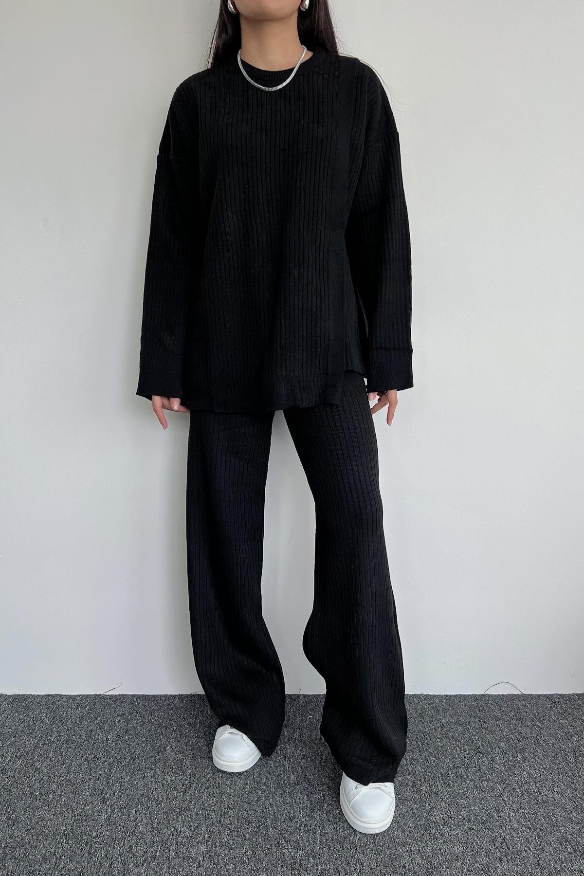 ТРИКОТАЖНЫЙ КОСТЮМ С БОКОВОЙ ДЕТАЛИЮ