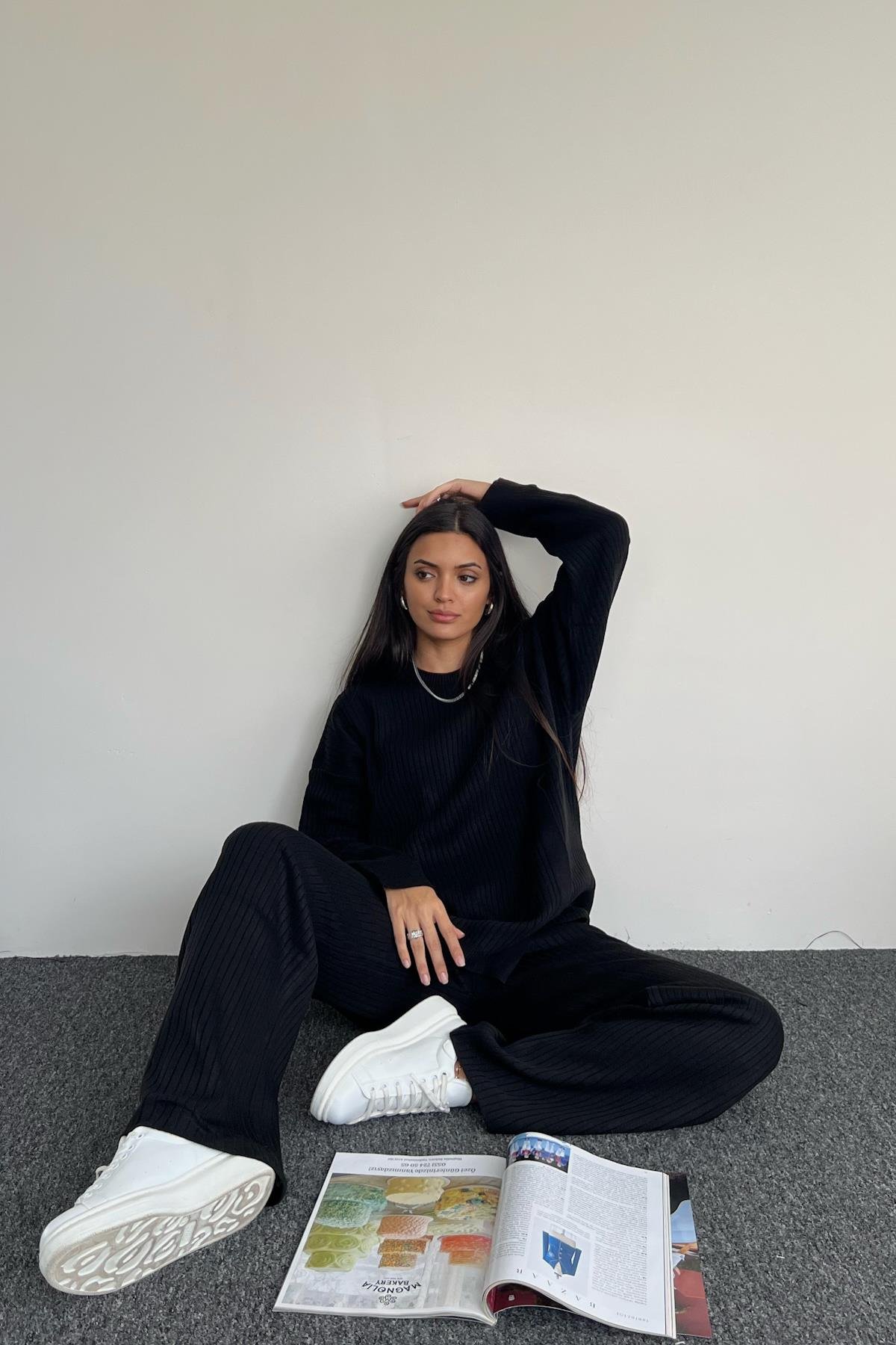 ТРИКОТАЖНЫЙ КОСТЮМ С БОКОВОЙ ДЕТАЛИЮ