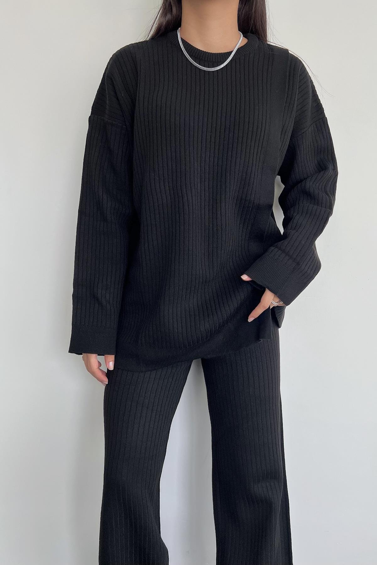 ТРИКОТАЖНЫЙ КОСТЮМ С БОКОВОЙ ДЕТАЛИЮ