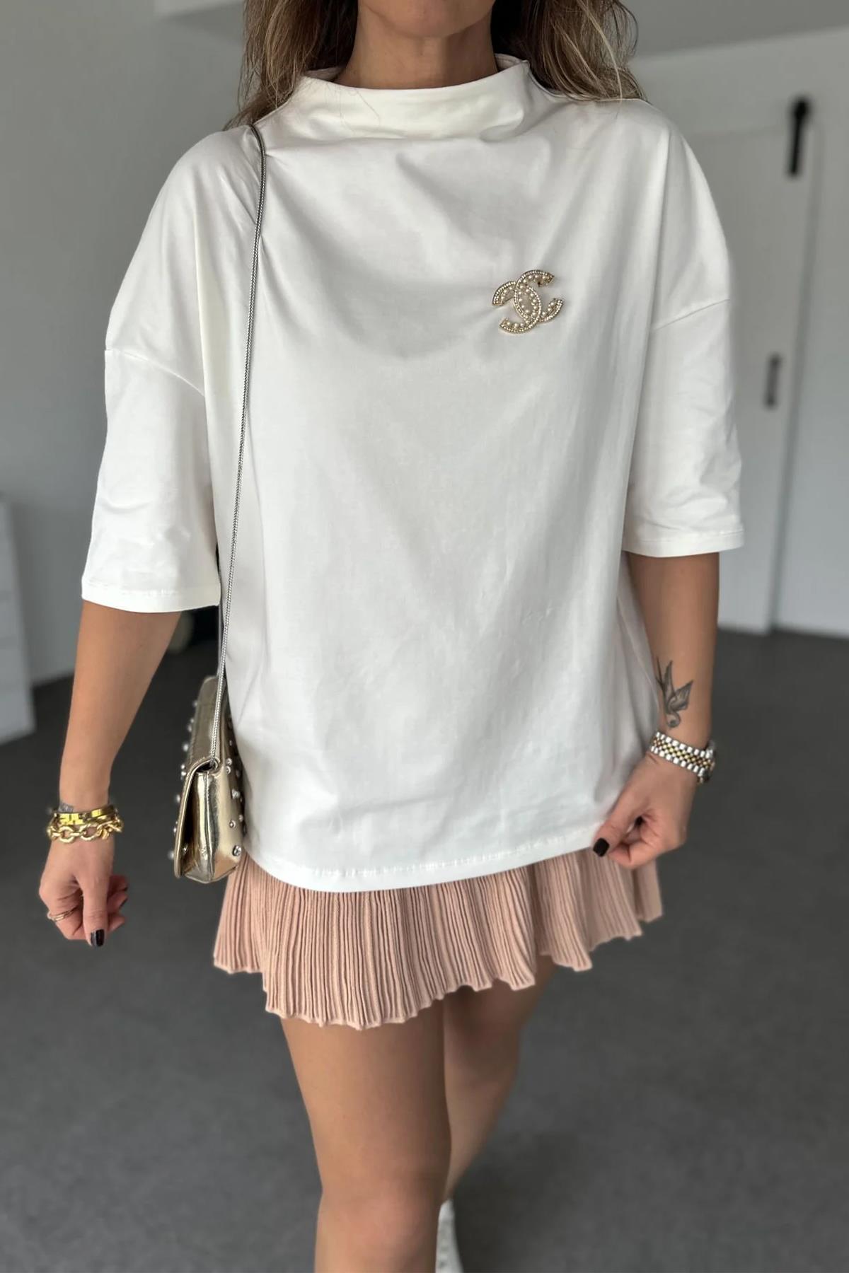 DİK YAKA DÜŞÜK OMUZLU TİŞÖRT BEYAZ