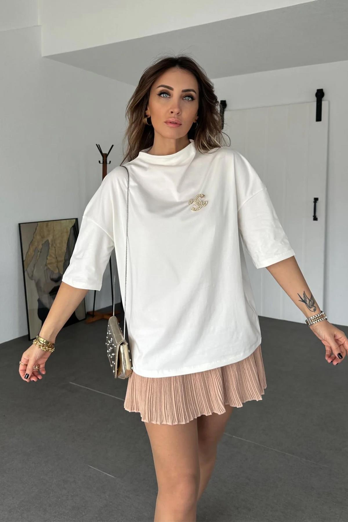 DİK YAKA DÜŞÜK OMUZLU TİŞÖRT BEYAZ