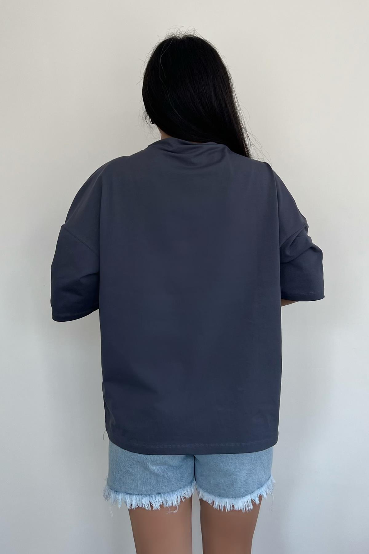 DİK YAKA DÜŞÜK OMUZLU TİŞÖRT FÜME