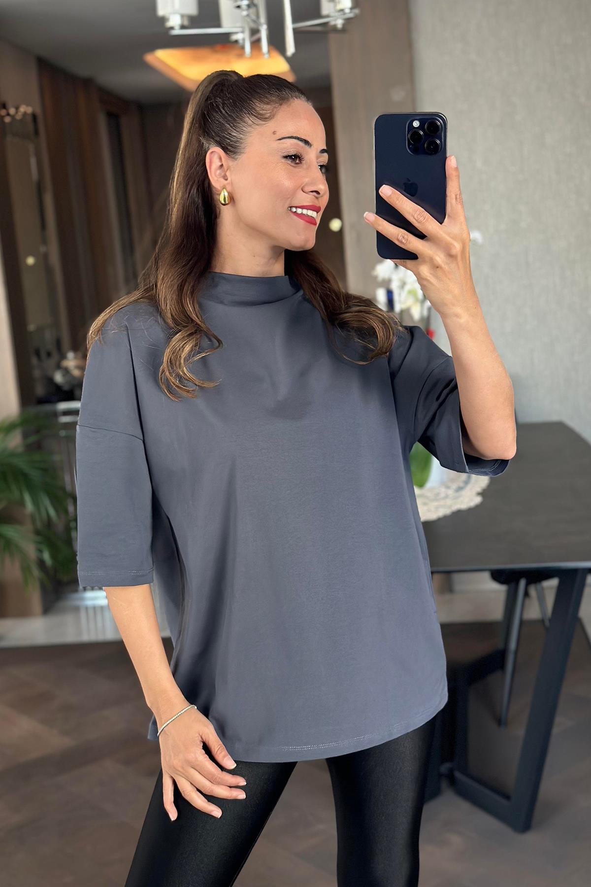 DİK YAKA DÜŞÜK OMUZLU TİŞÖRT FÜME