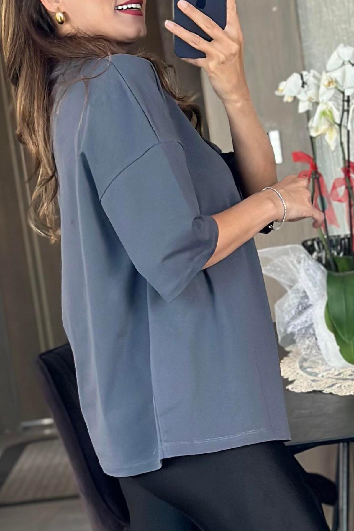 DİK YAKA DÜŞÜK OMUZLU TİŞÖRT FÜME