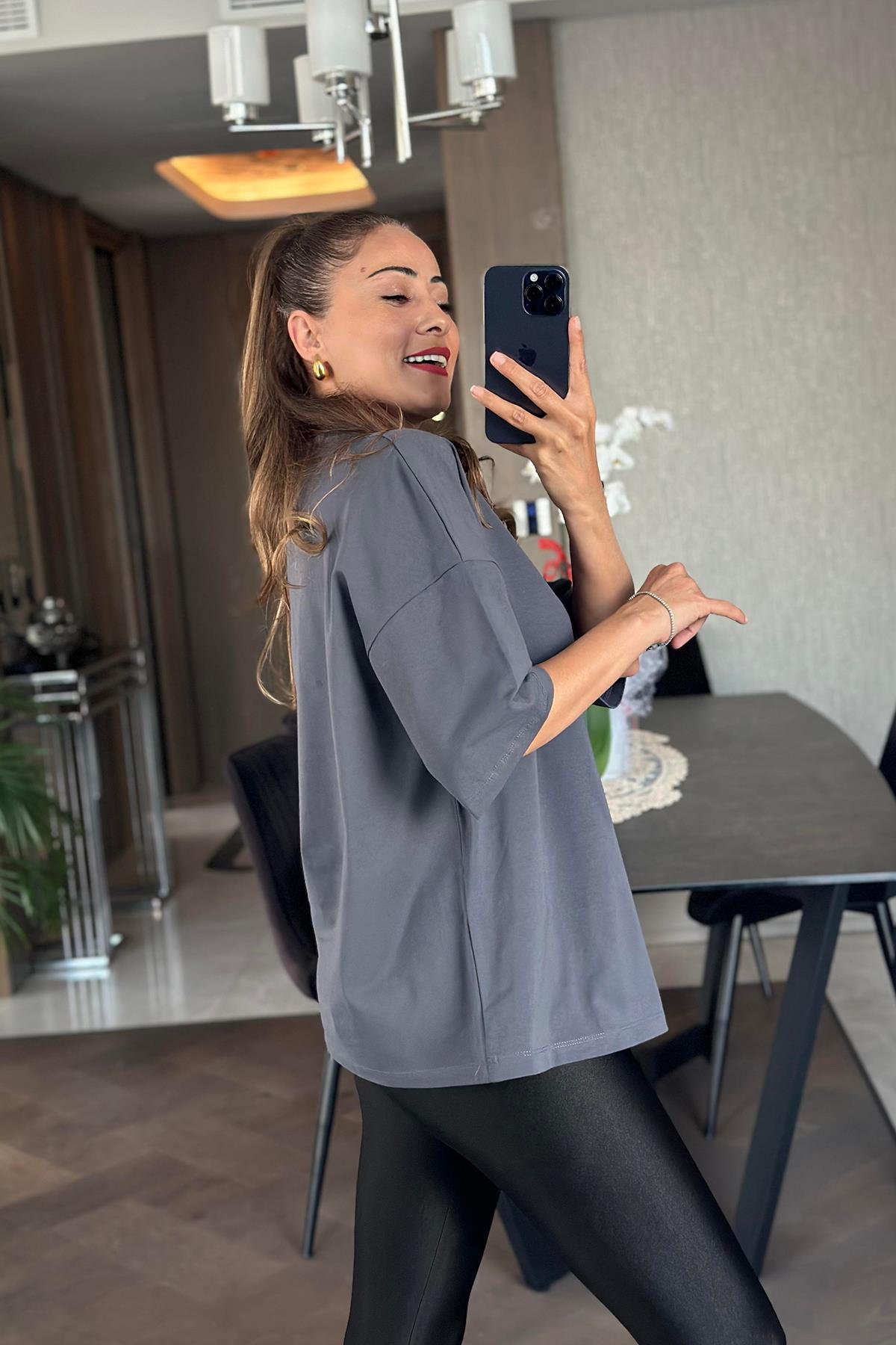 DİK YAKA DÜŞÜK OMUZLU TİŞÖRT FÜME