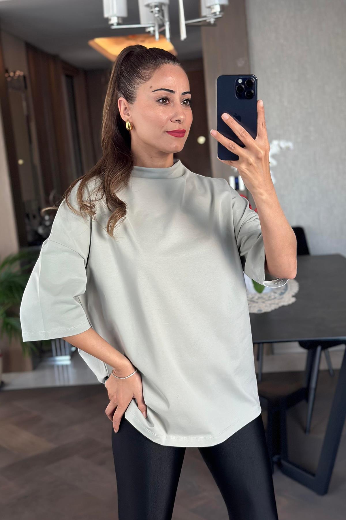 DİK YAKA DÜŞÜK OMUZLU TİŞÖRT GRİ