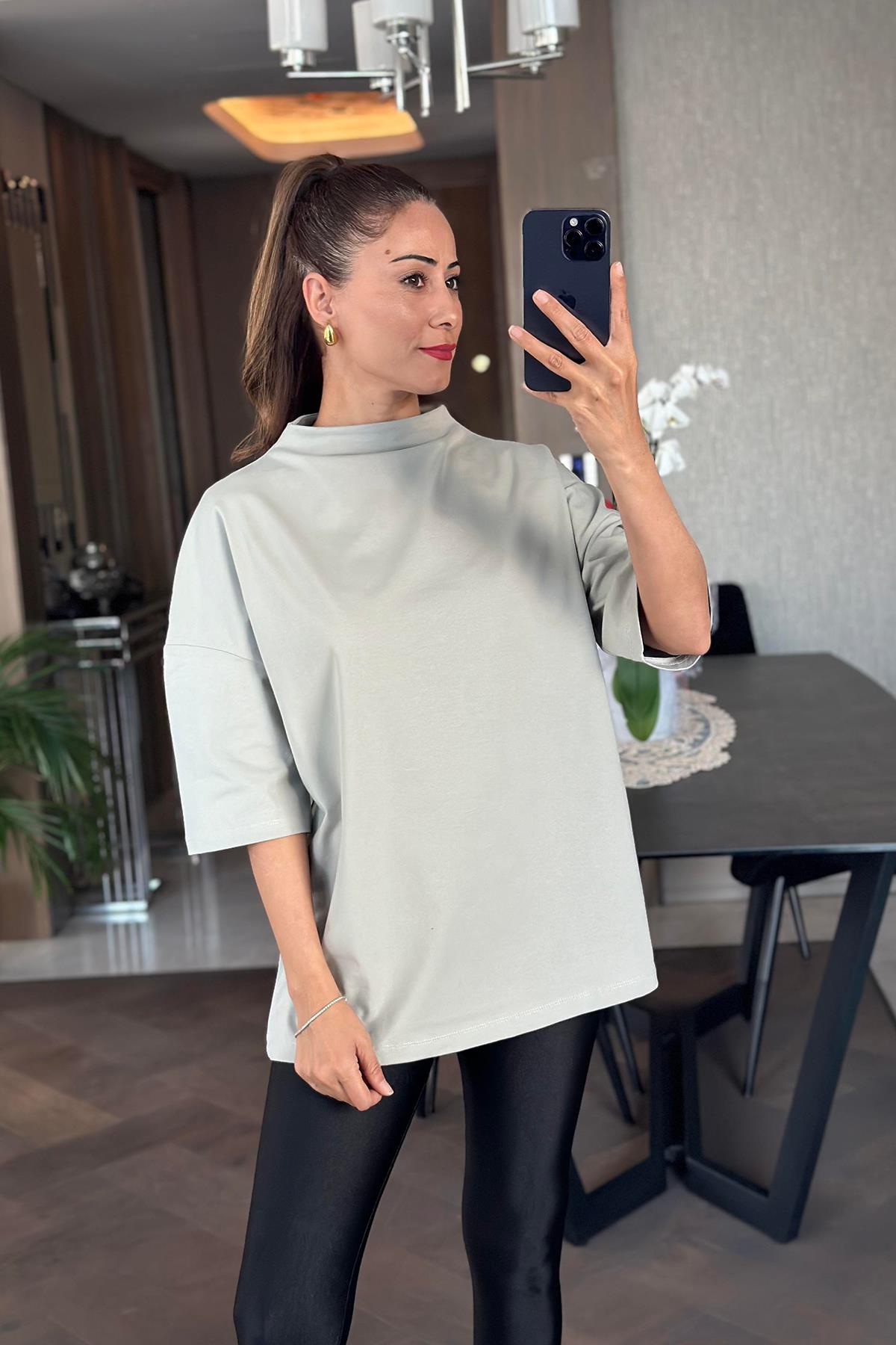 DİK YAKA DÜŞÜK OMUZLU TİŞÖRT GRİ