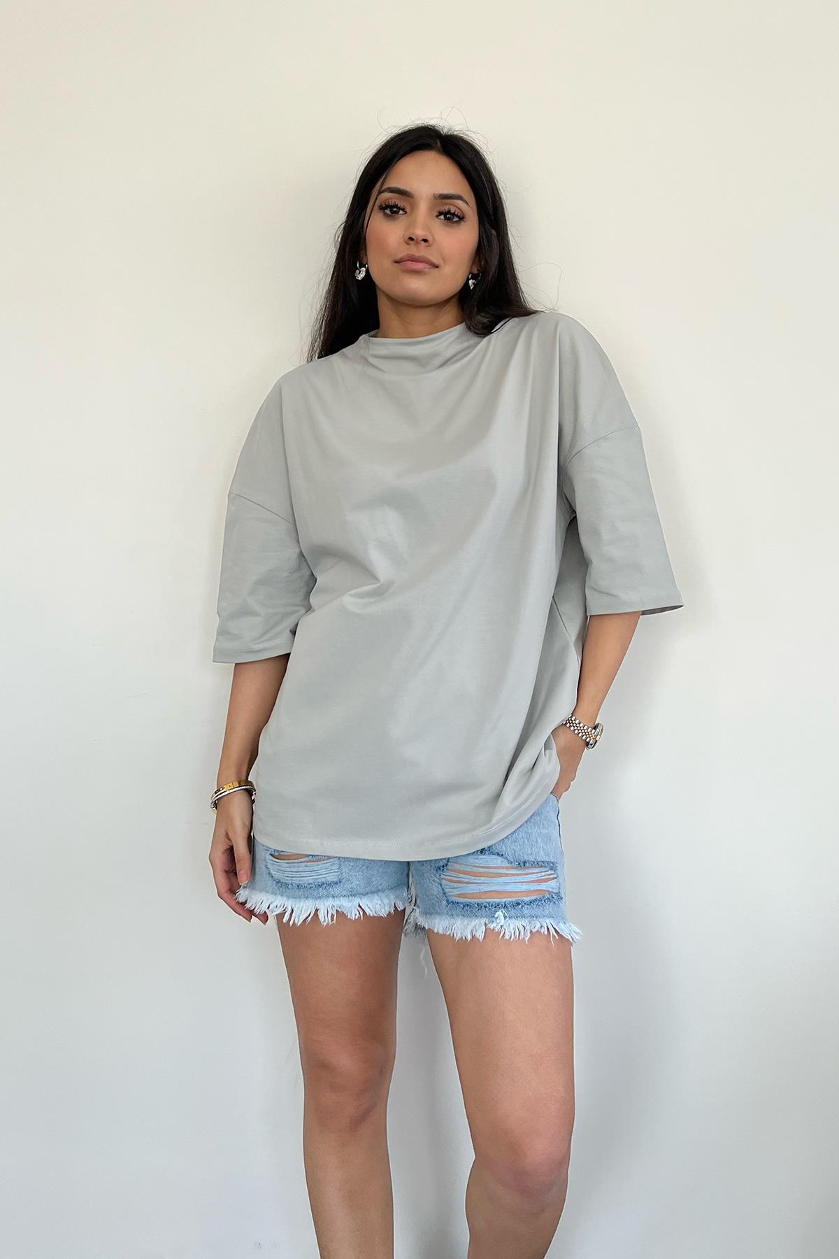 DİK YAKA DÜŞÜK OMUZLU TİŞÖRT GRİ
