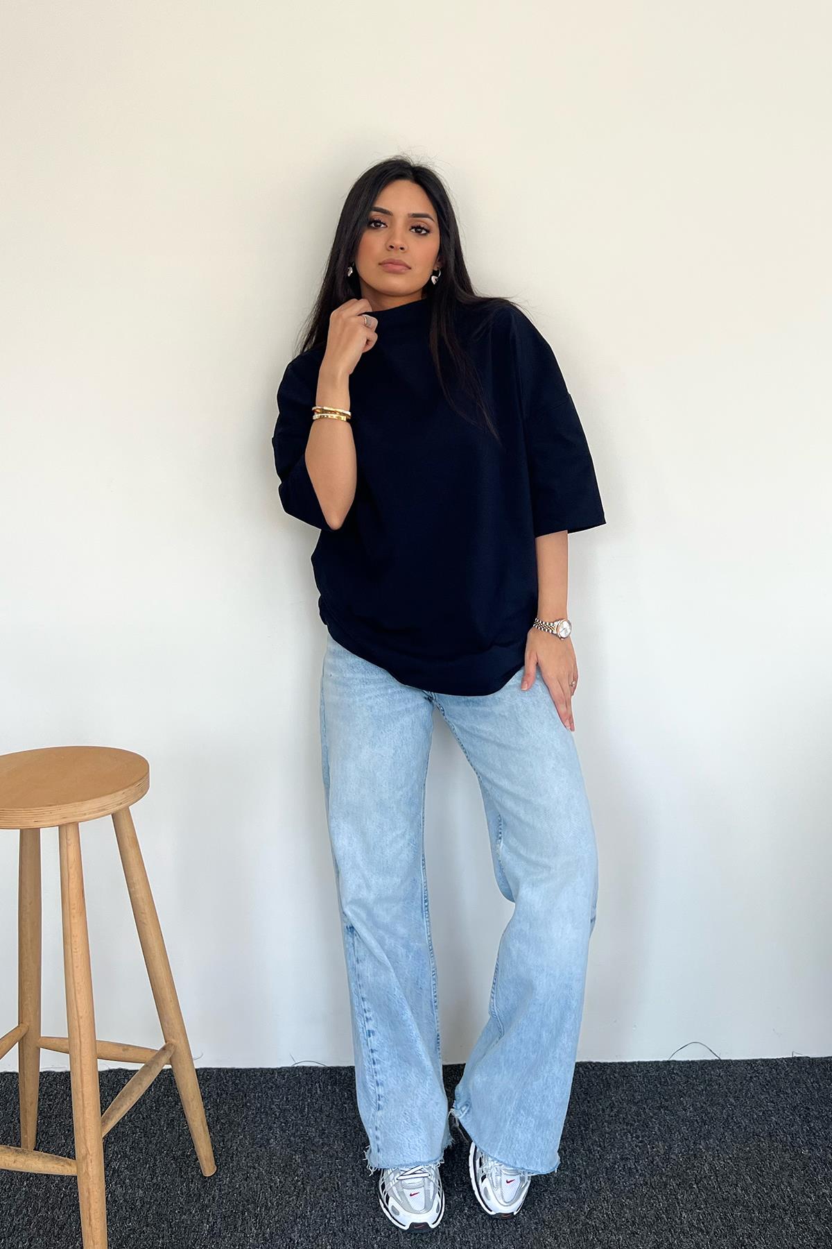DİK YAKA DÜŞÜK OMUZLU TİŞÖRT LACİVERT