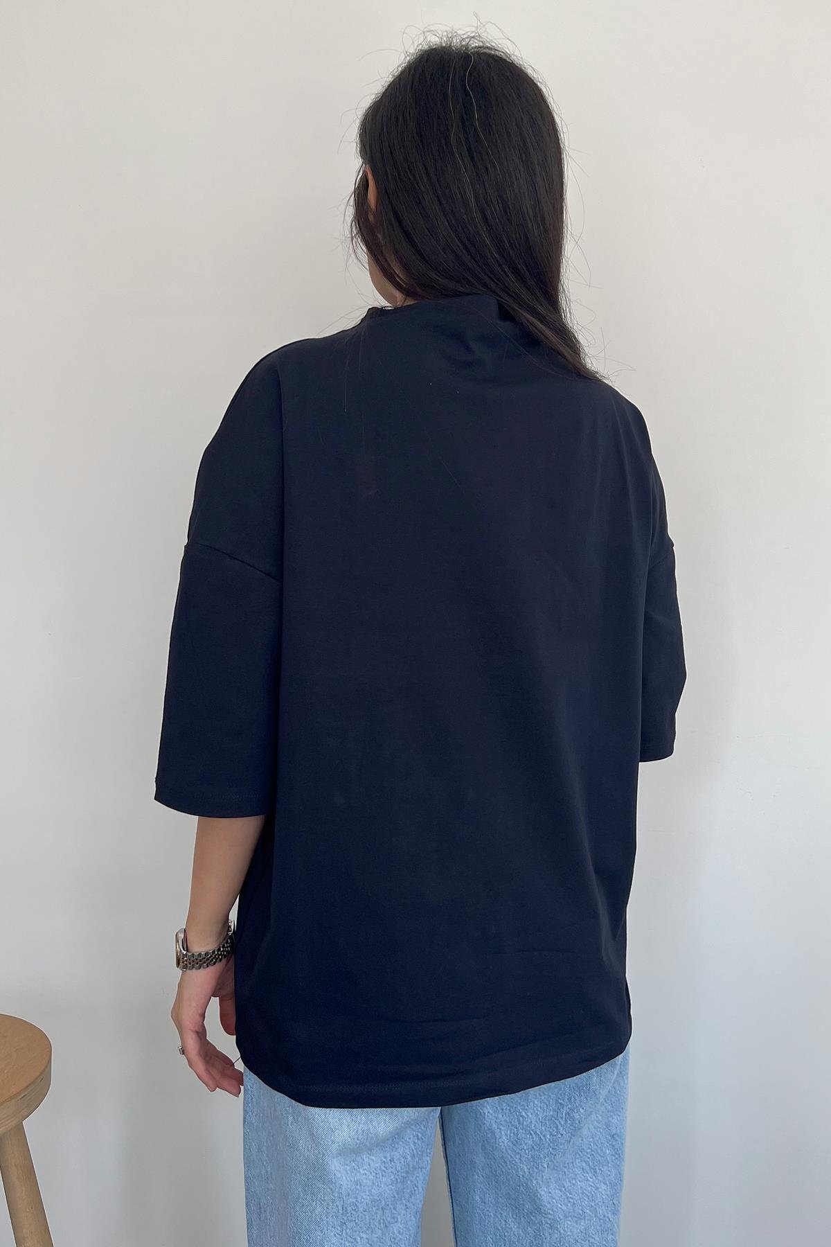 DİK YAKA DÜŞÜK OMUZLU TİŞÖRT LACİVERT