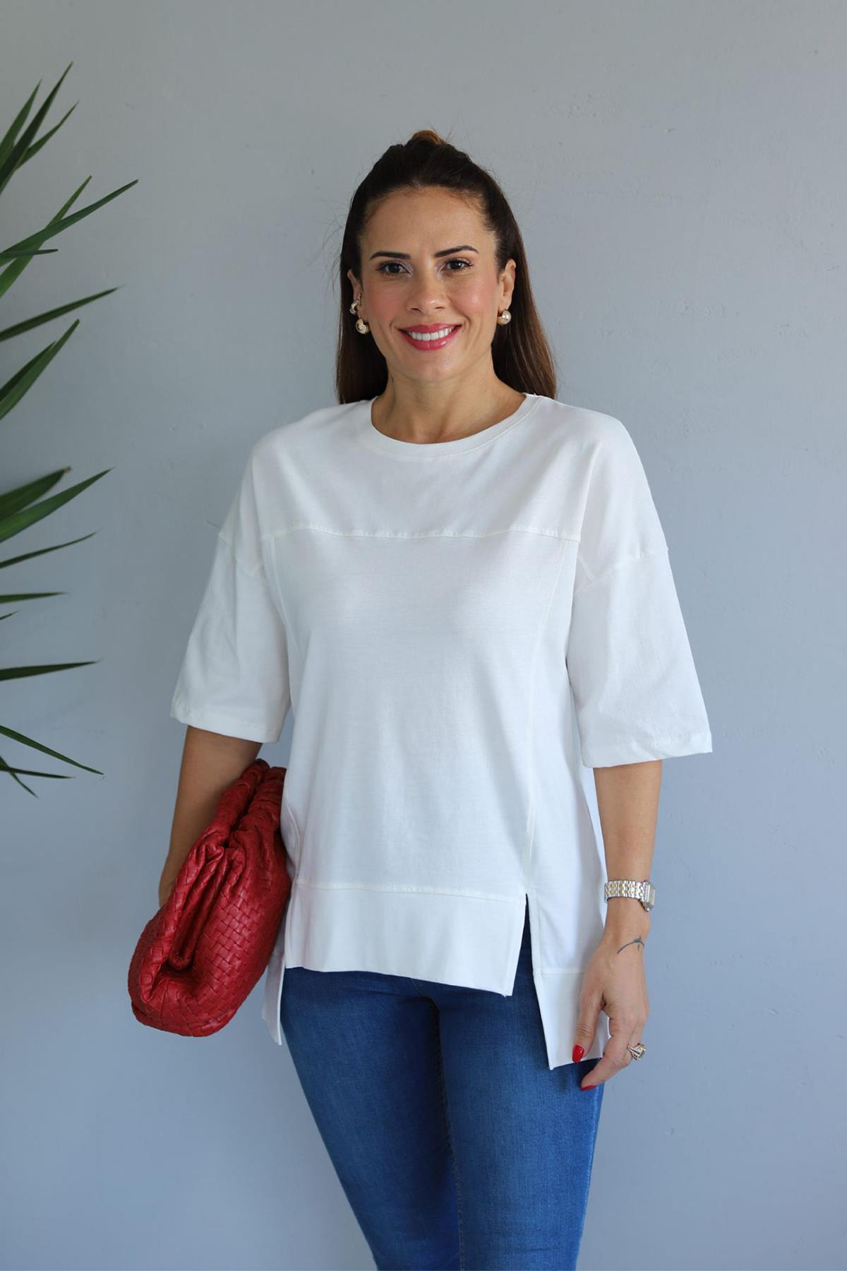 ETEĞİ YIRTMAÇ DETAYLI OVERSİZE PARÇALI TİŞÖRT BEYAZ