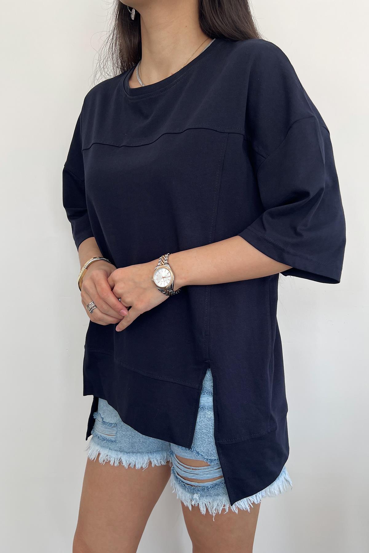 ETEĞİ YIRTMAÇ DETAYLI OVERSİZE PARÇALI TİŞÖRT LACİVERT