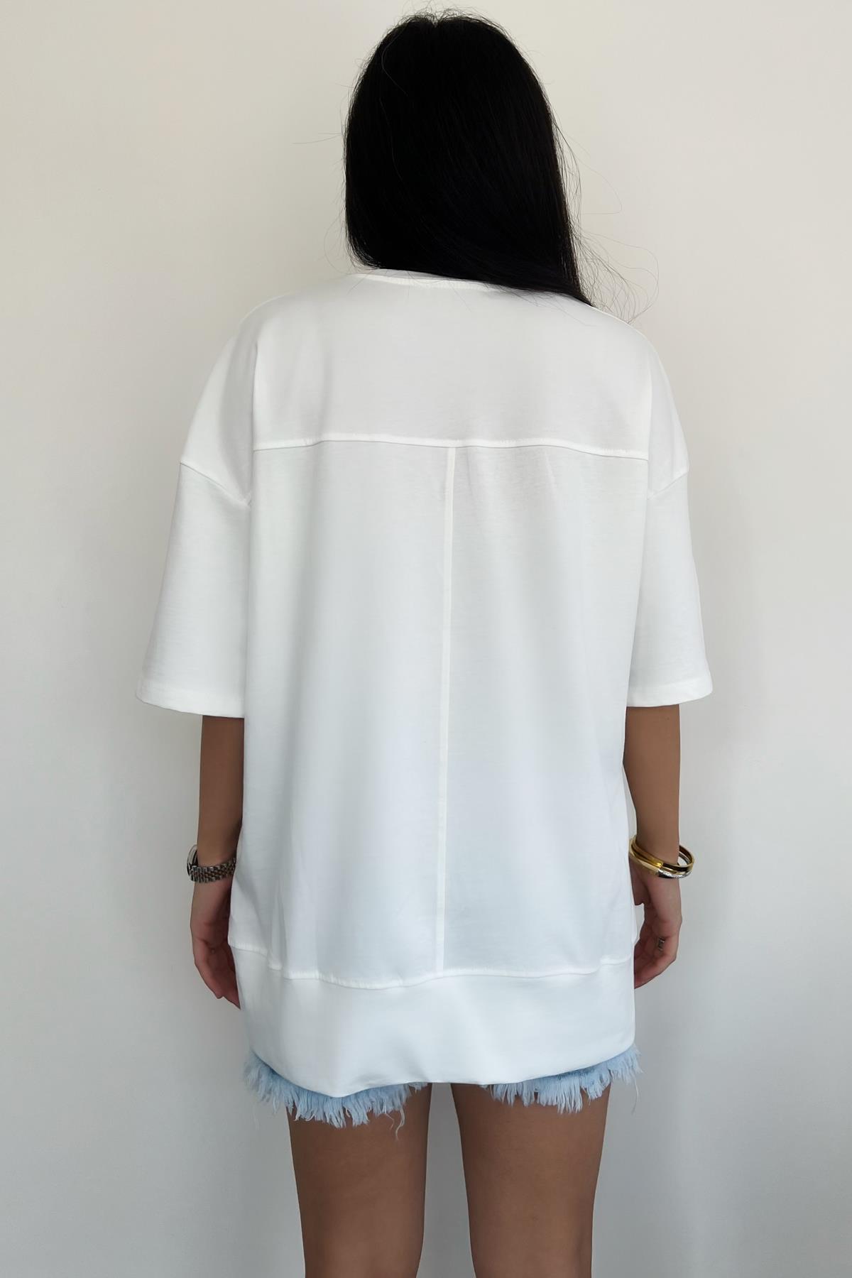 ETEĞİ YIRTMAÇ DETAYLI OVERSİZE PARÇALI TİŞÖRT BEYAZ