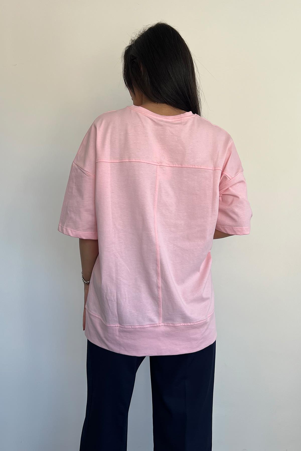 ETEĞİ YIRTMAÇ DETAYLI OVERSİZE PARÇALI TİŞÖRT PEMBE