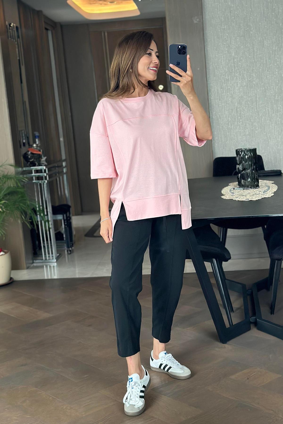 ETEĞİ YIRTMAÇ DETAYLI OVERSİZE PARÇALI TİŞÖRT PEMBE