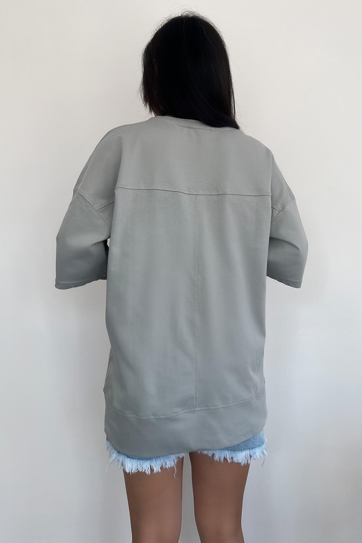 ETEĞİ YIRTMAÇ DETAYLI OVERSİZE PARÇALI TİŞÖRT GRİ