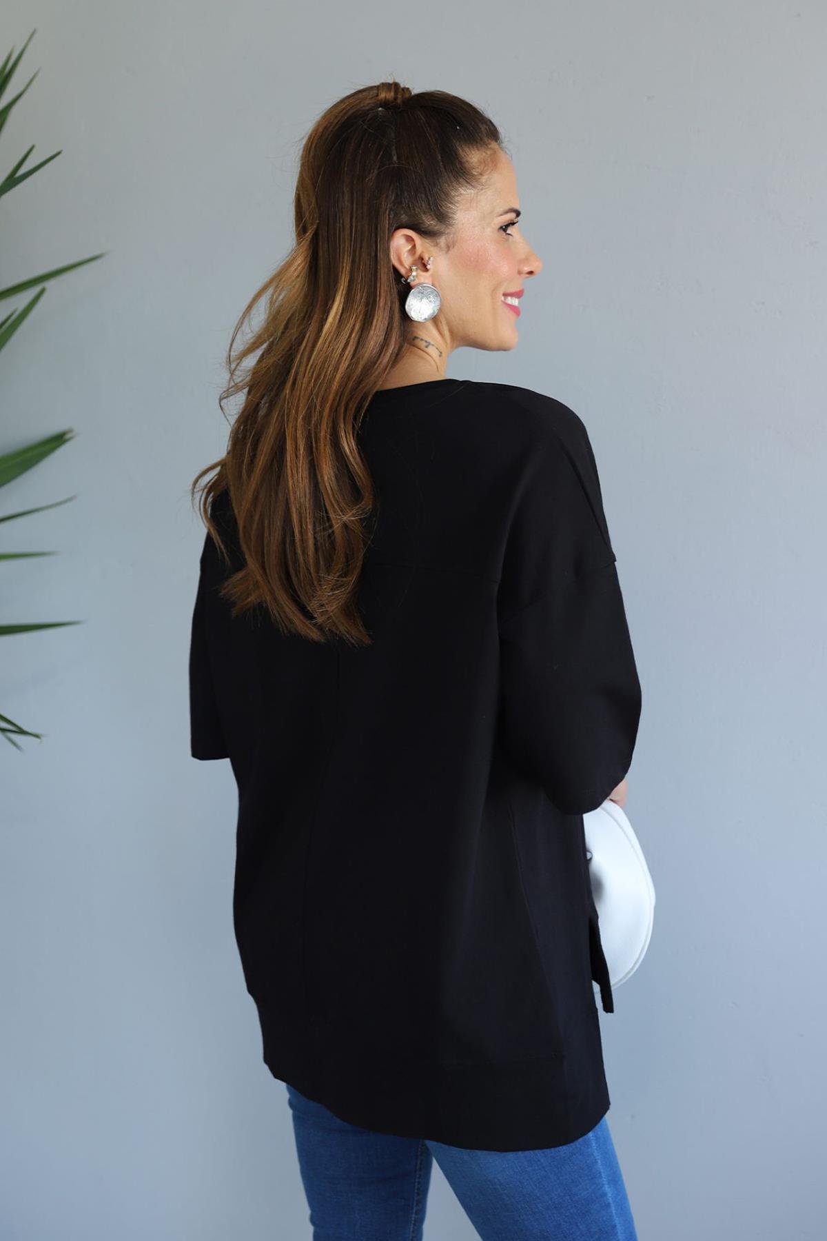 ETEĞİ YIRTMAÇ DETAYLI OVERSİZE PARÇALI TİŞÖRT SİYAH