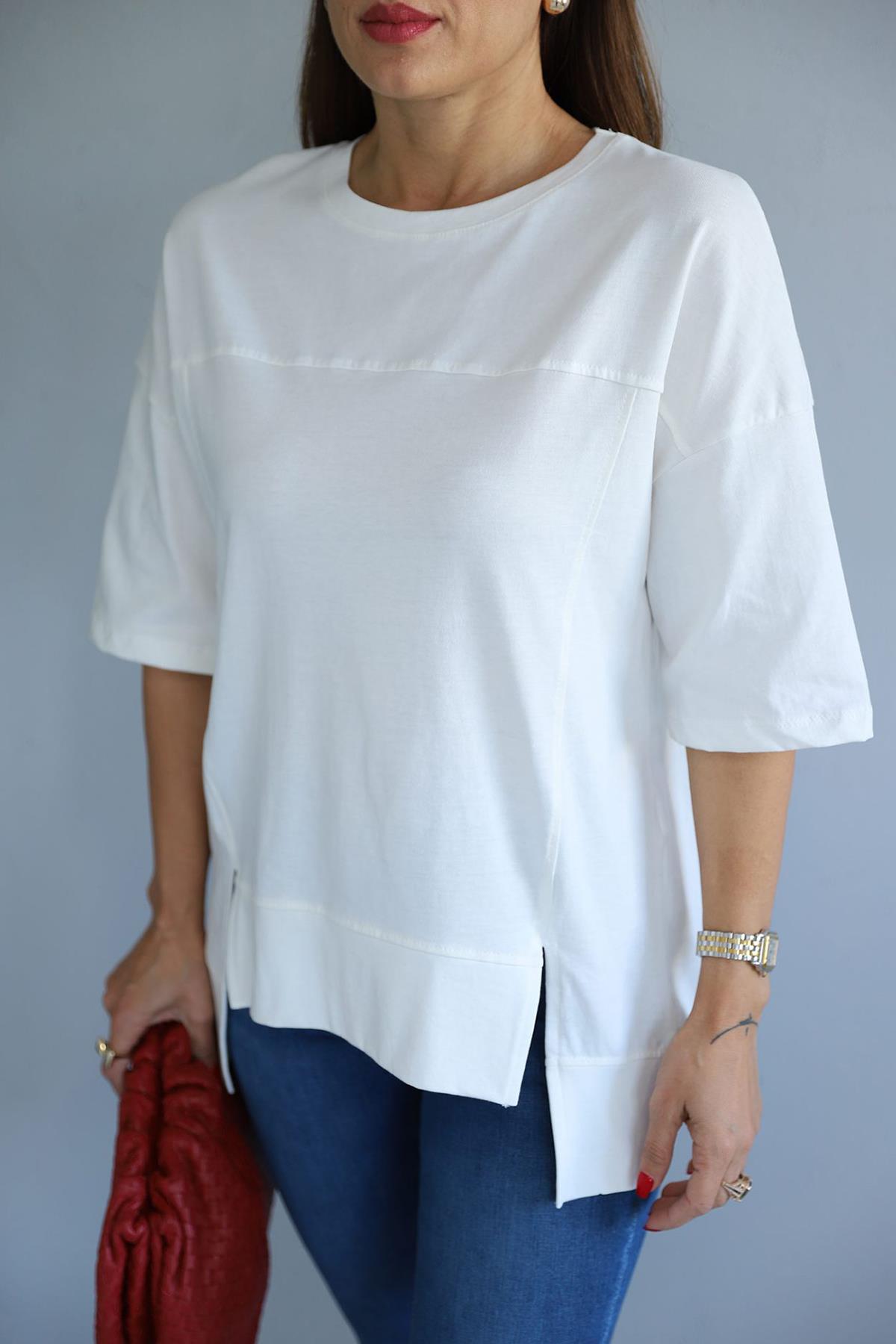 ETEĞİ YIRTMAÇ DETAYLI OVERSİZE PARÇALI TİŞÖRT BEYAZ