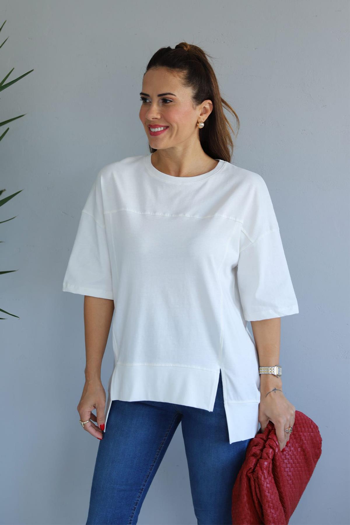 ETEĞİ YIRTMAÇ DETAYLI OVERSİZE PARÇALI TİŞÖRT BEYAZ