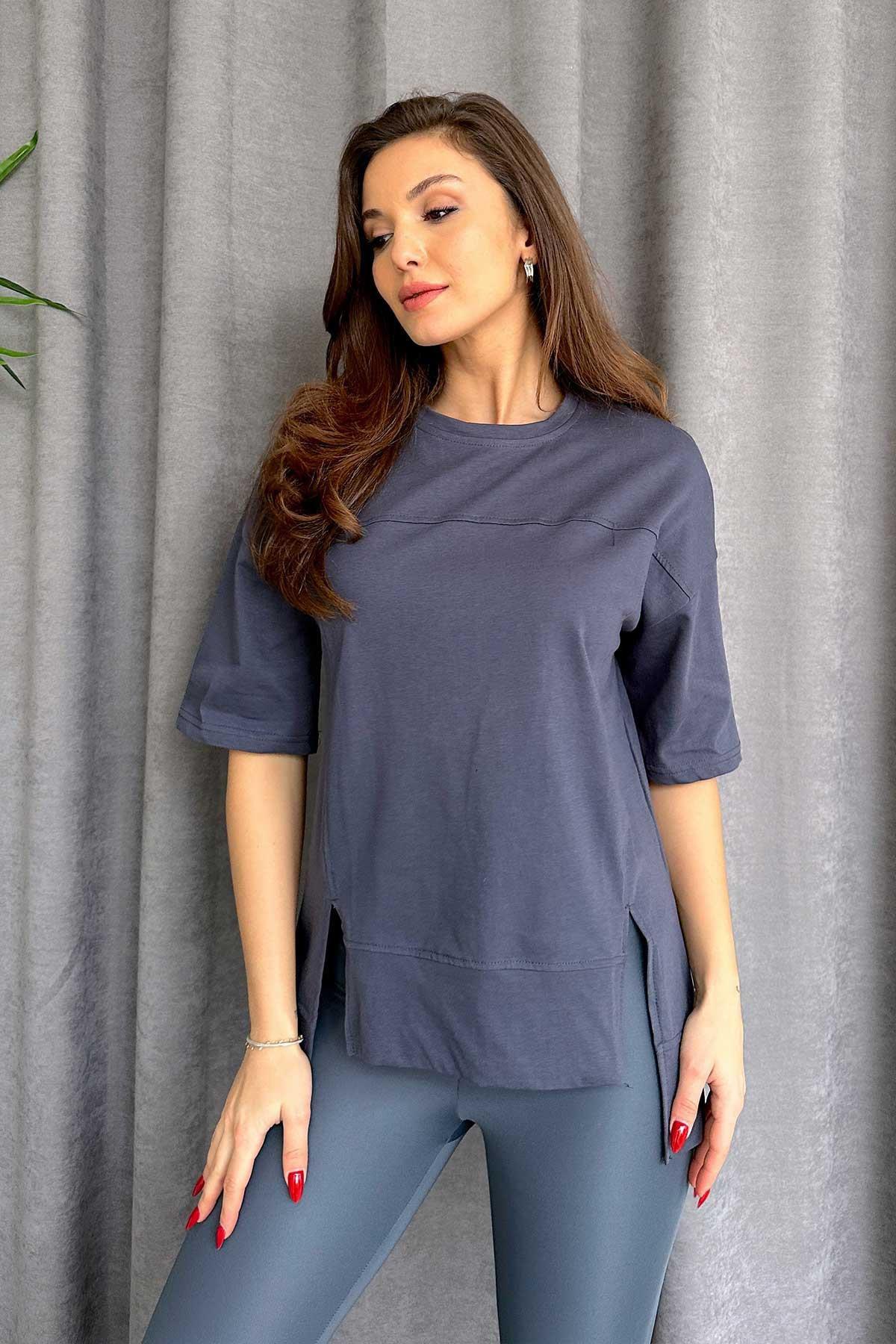 ETEĞİ YIRTMAÇ DETAYLI OVERSİZE PARÇALI TİŞÖRT FÜME